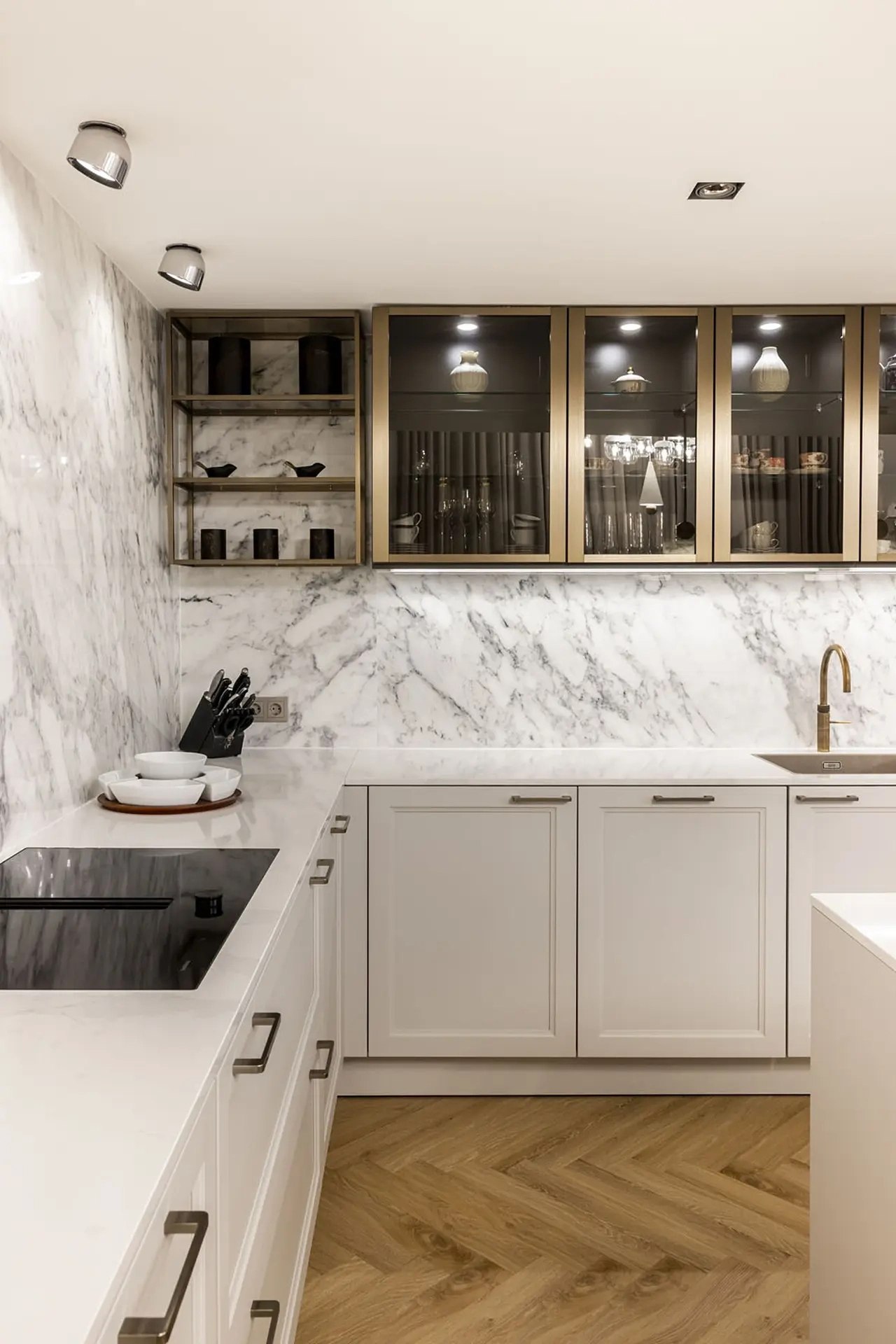SieMatic CLASSIC keuken met marmerlook achterwand en lichte kaderfronten in Haarlem.