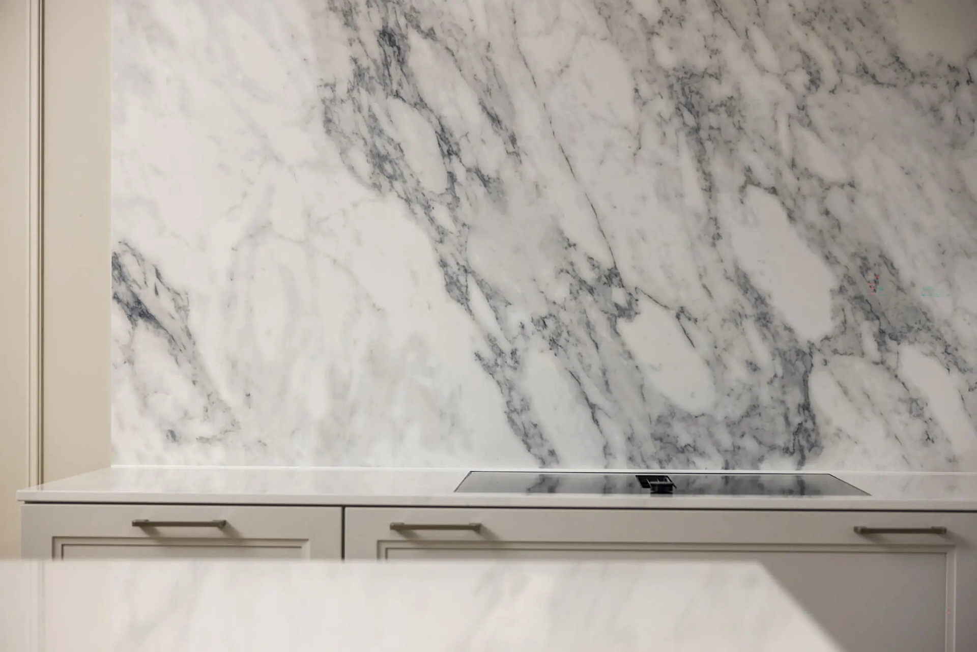 Detail van de marmerlook achterwand en het werkblad in een SieMatic CLASSIC keuken.