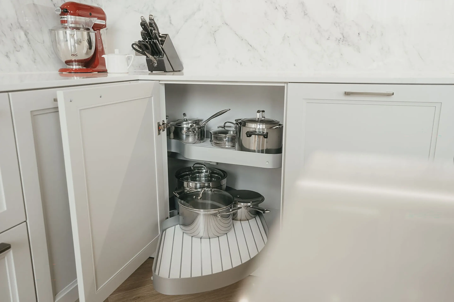 SieMatic CLASSIC keuken met draaicarrousel in de hoekkast voor extra opbergruimte.