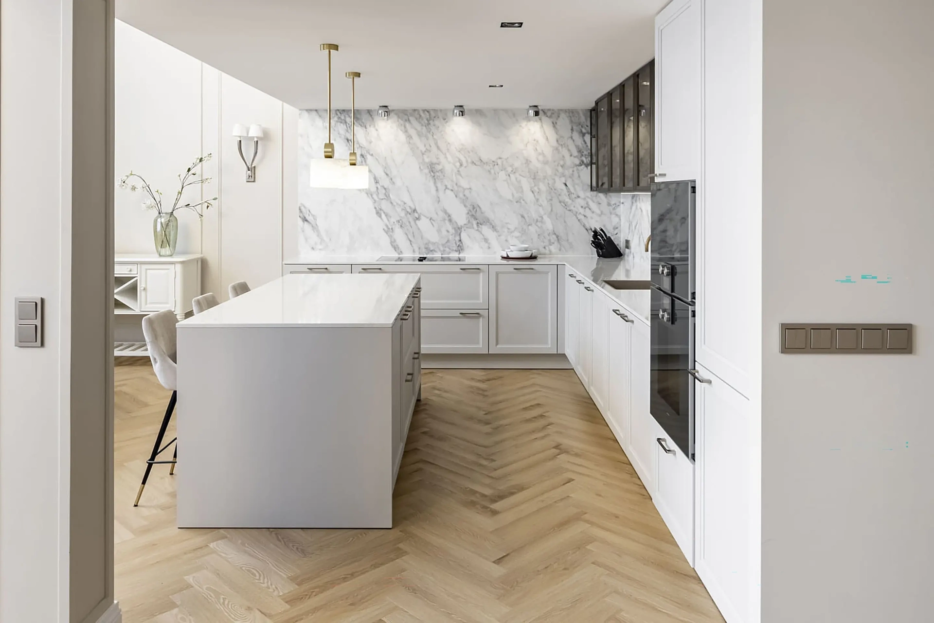 SieMatic CLASSIC keuken met marmerlook kookeiland en lichte kaderfronten in Haarlem.