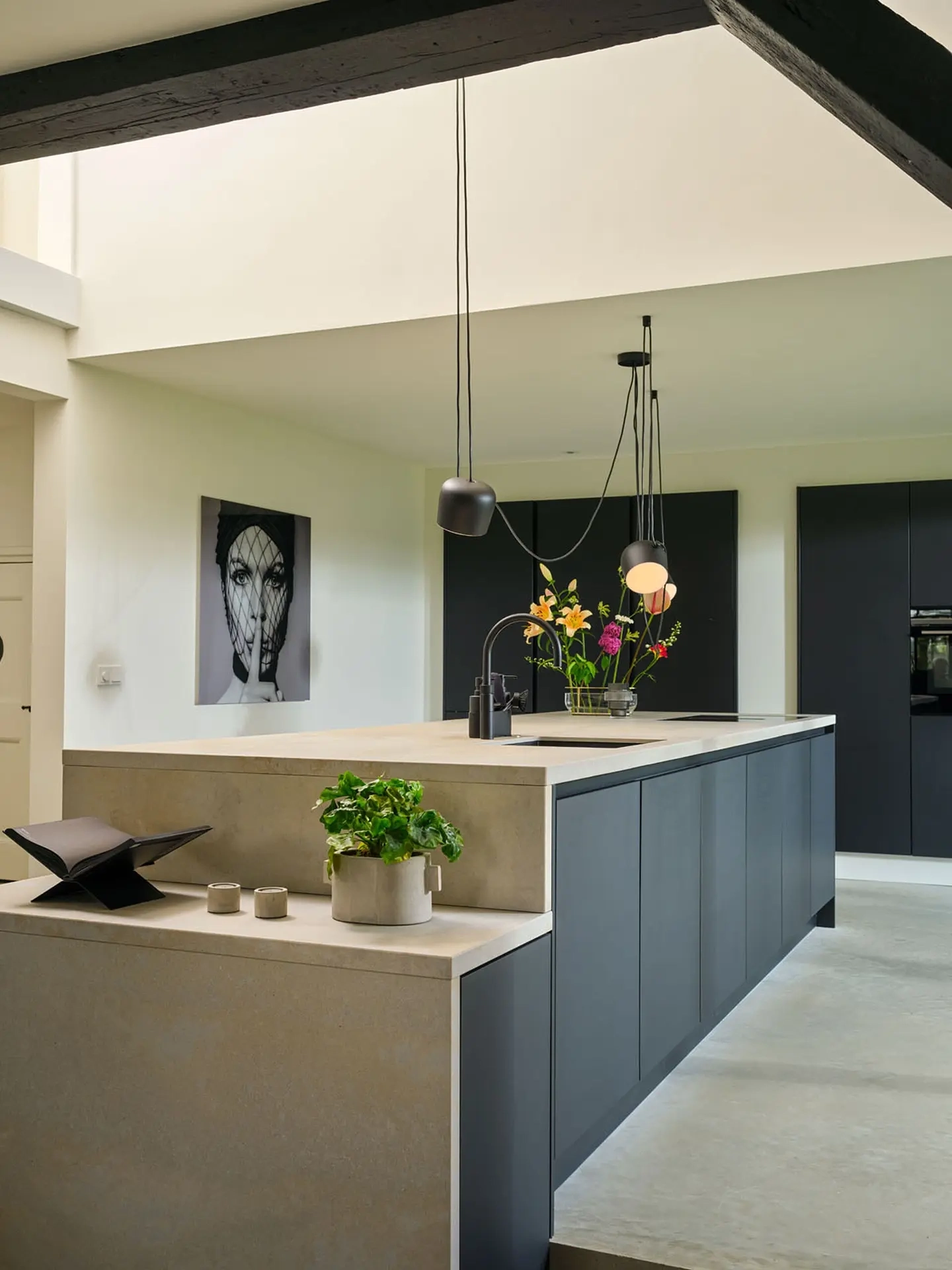 SieMatic PURE keuken met kookeiland in een gerenoveerde boerderij in Nijmegen.