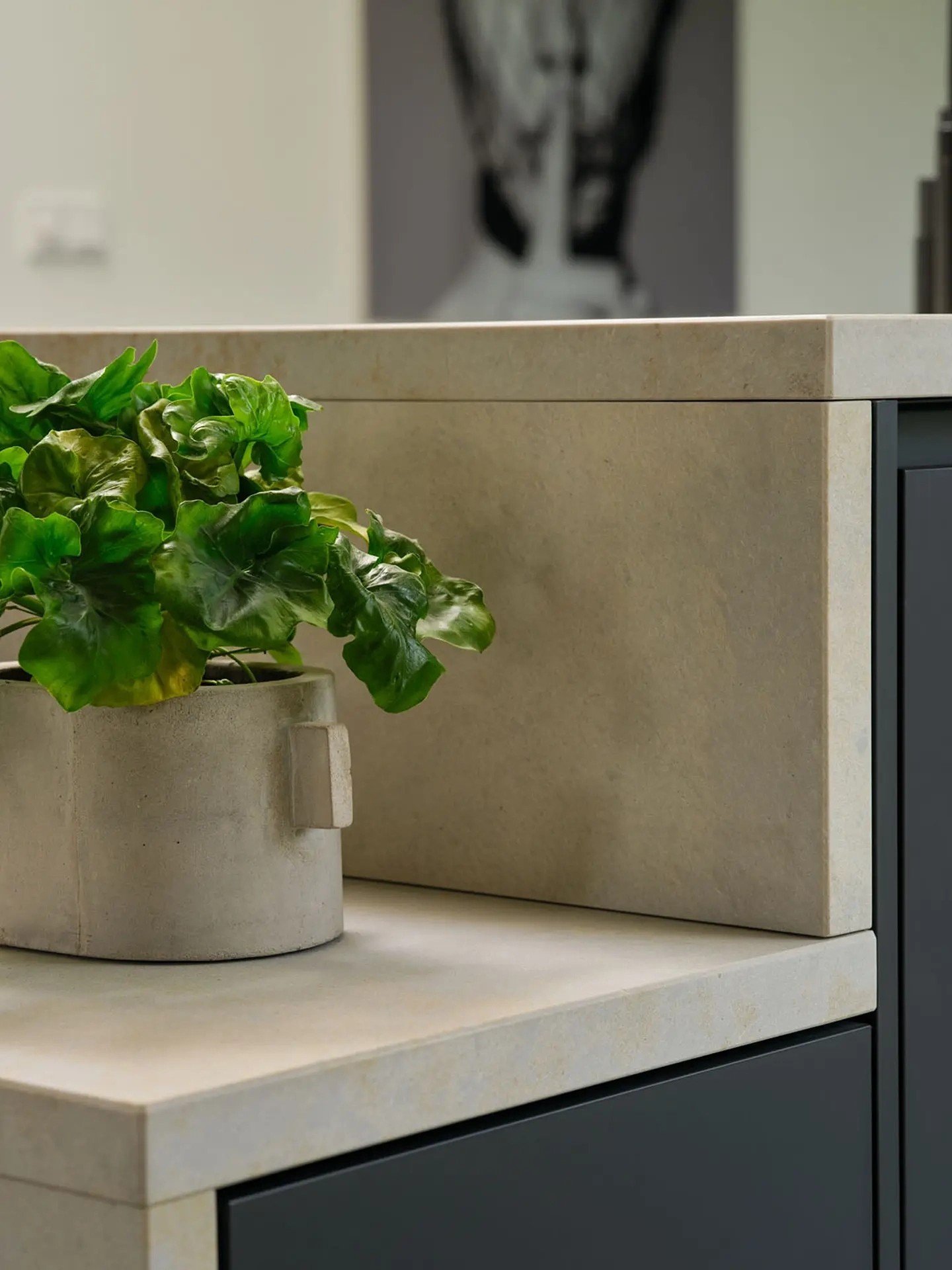Detail van het lichte werkblad en kookeiland in een SieMatic PURE keuken in Nijmegen.