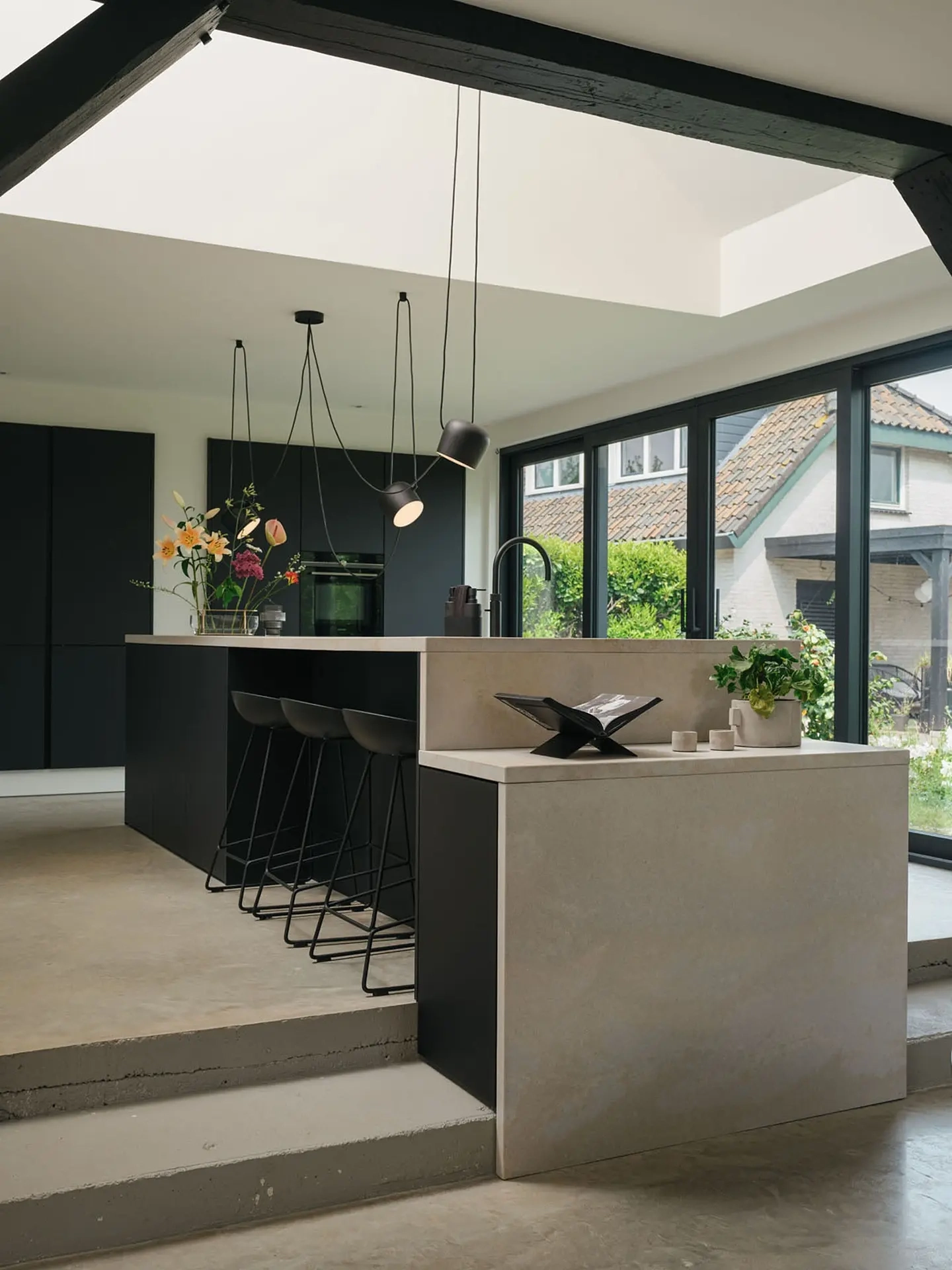 SieMatic PURE keuken met kookeiland in een open leefruimte van een gerenoveerde boerderij in Nijmegen.
