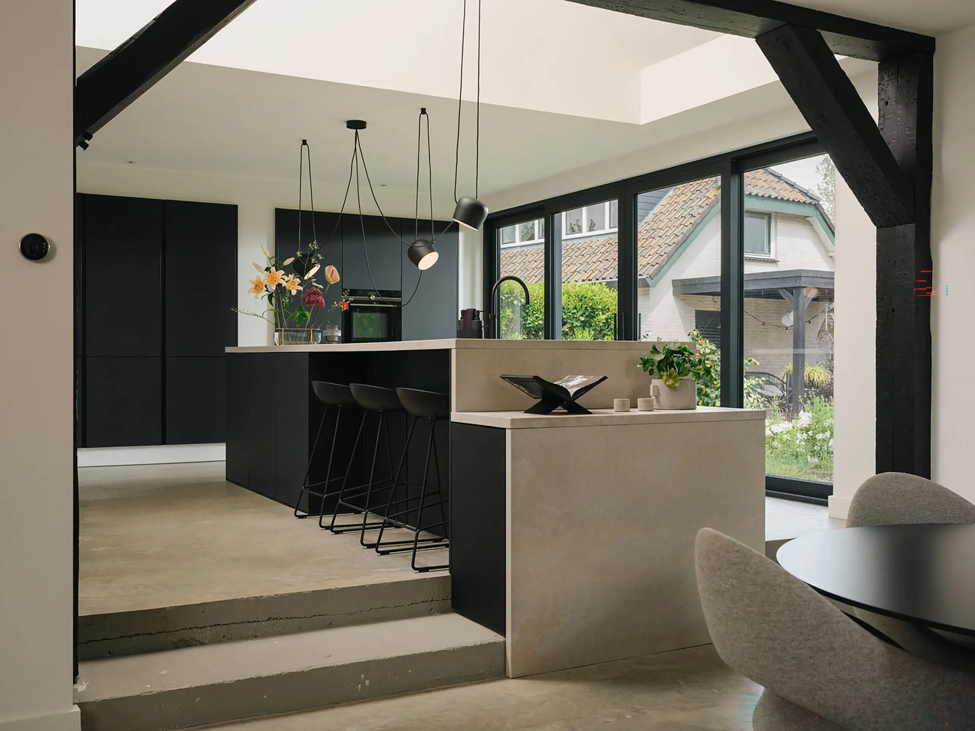 Open leefruimte met SieMatic PURE keuken en kookeiland in een boerderij bij Nijmegen.