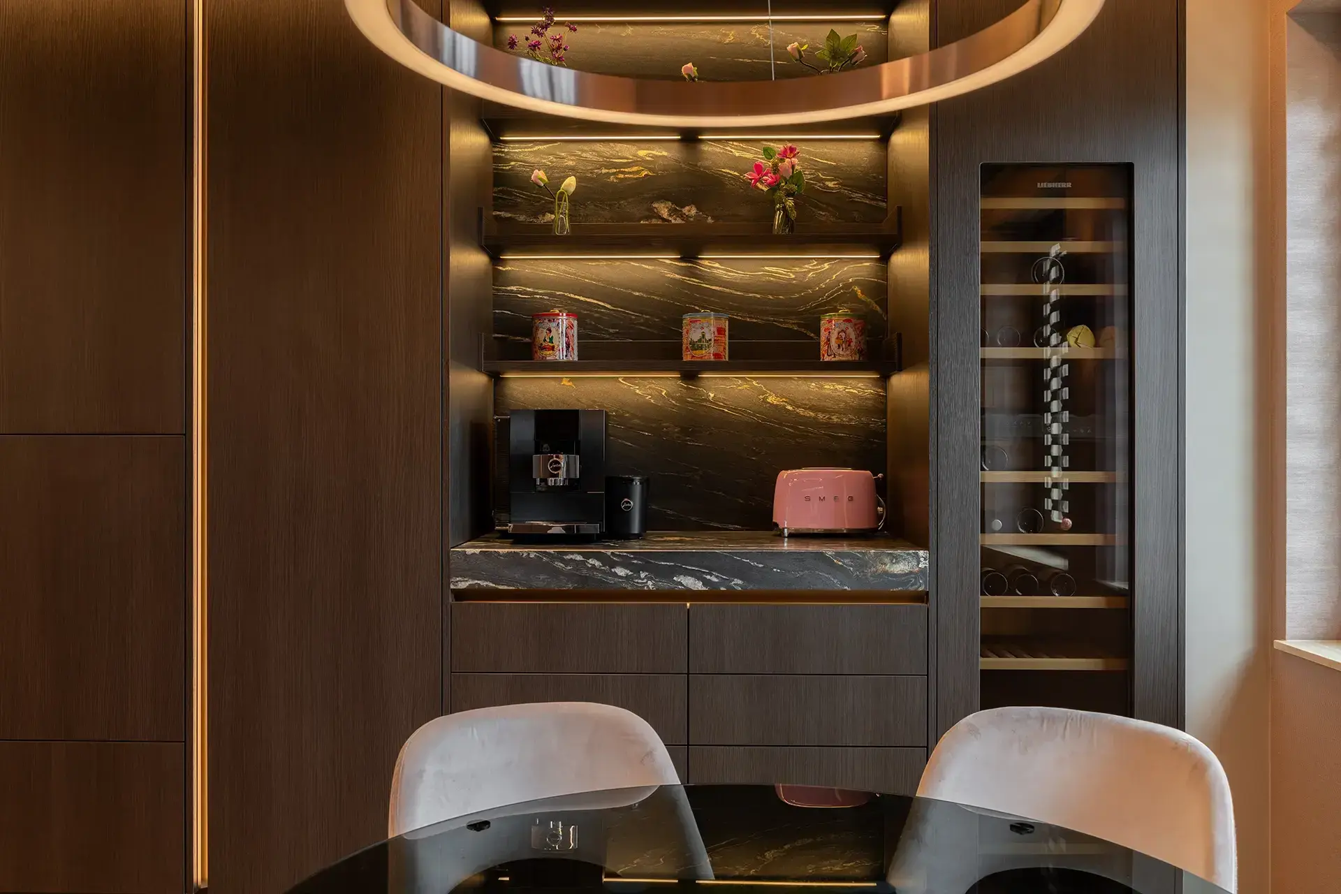 Luxe SieMatic PURE koffiehoek met wijnklimaatkast en maatwerkkasten in Amsterdam.