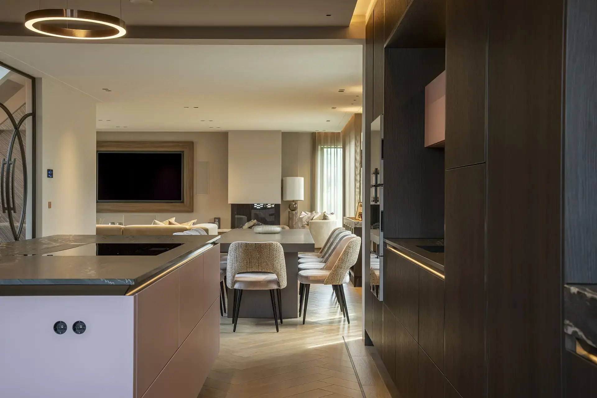 Open leefruimte met bekroonde SieMatic PURE keuken en kookeiland in Amsterdam.
