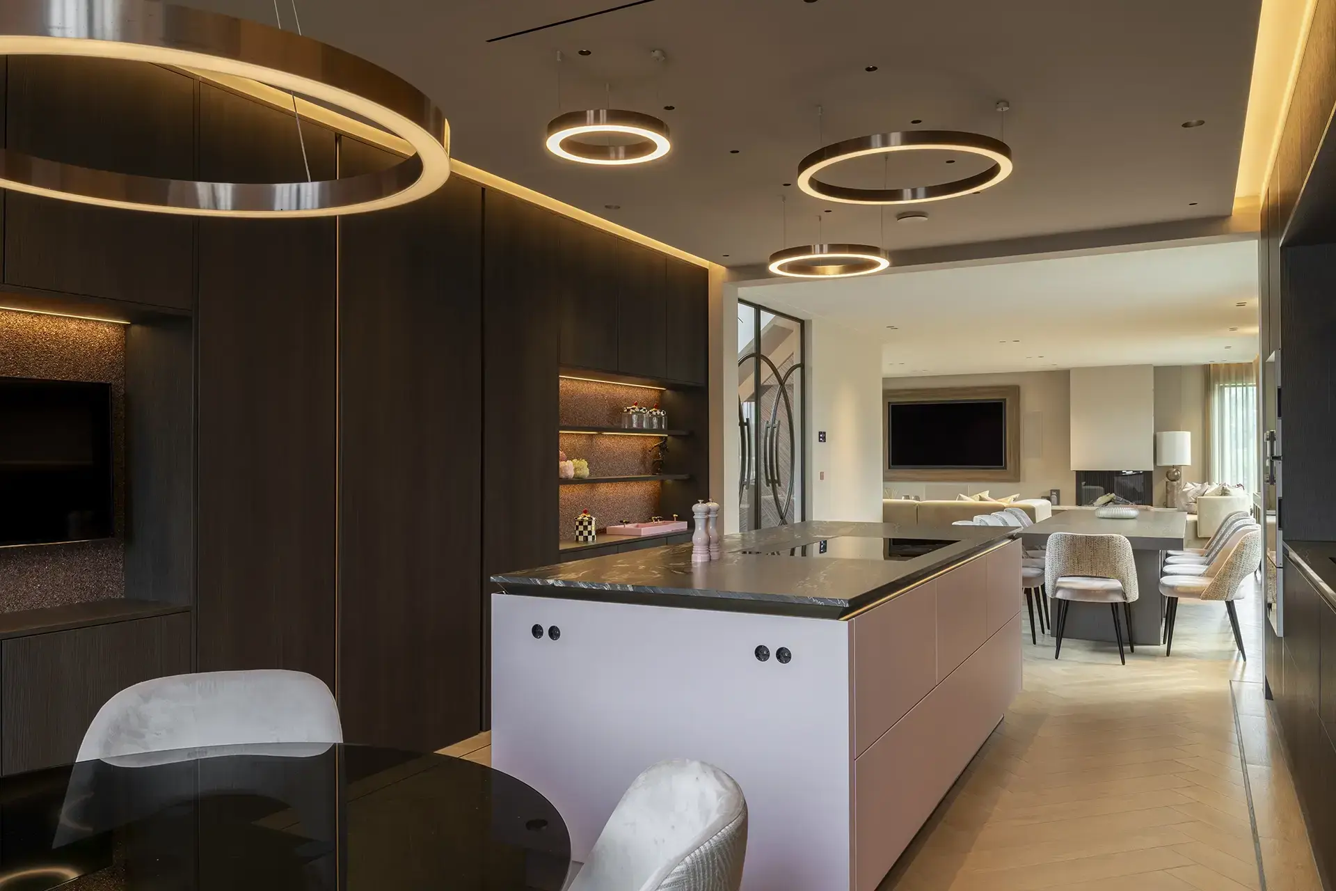Bekroonde SieMatic PURE keuken met wit kookeiland en donkere kastenwand in Amsterdam.