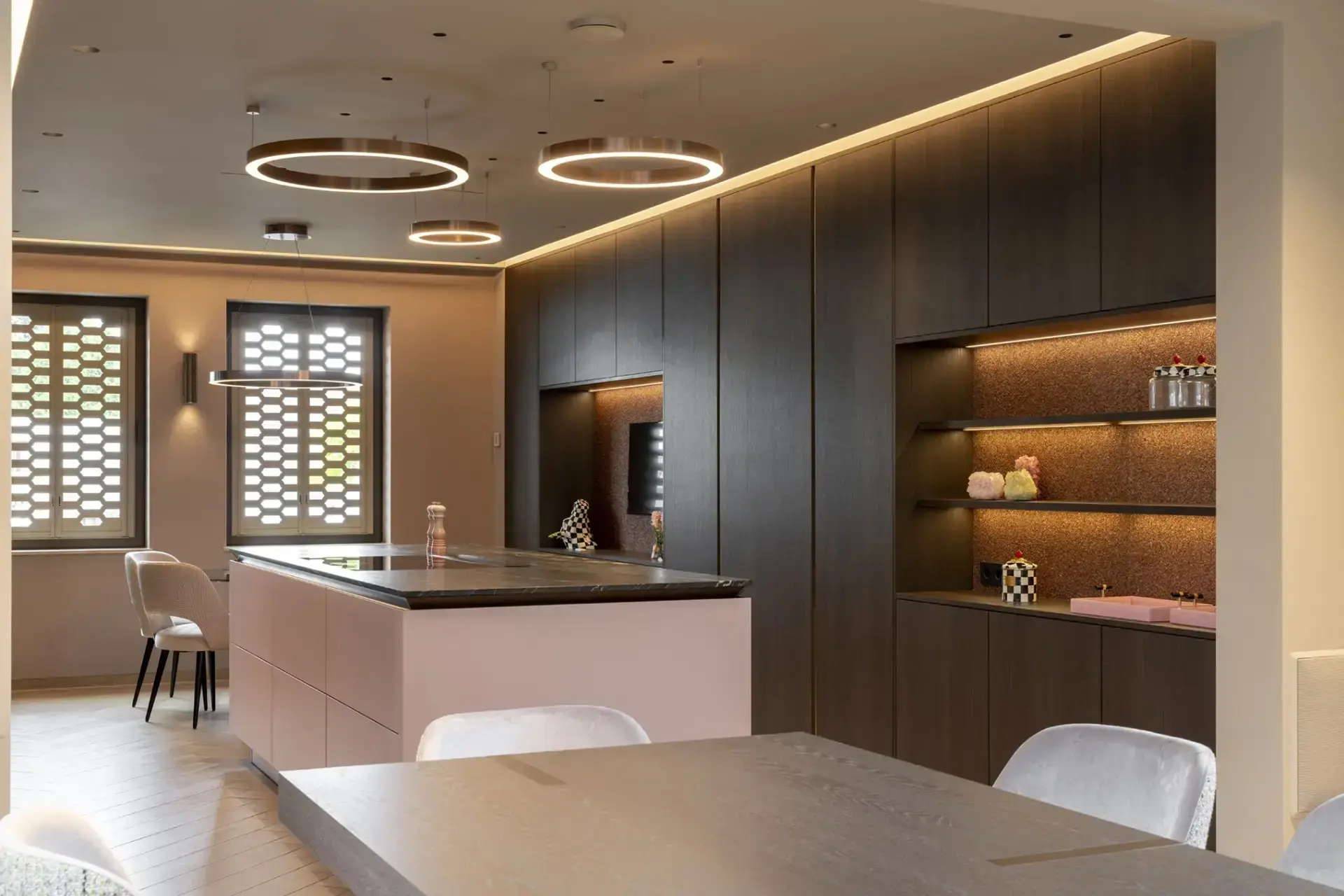 Bekroonde SieMatic PURE keuken met 9 meter lange opstelling en kookeiland in Amsterdam.