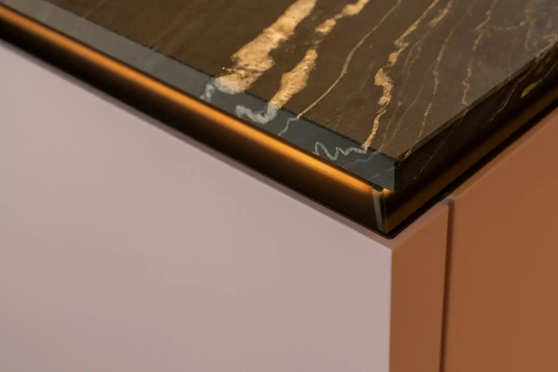Detail van het Kwartsiet Belvedere werkblad in een SieMatic PURE keuken.