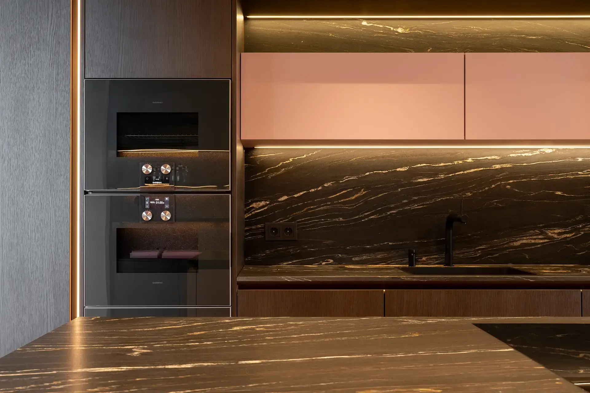 SieMatic keuken met StoneDesign werkblad en achterwand in natuurstenen look.