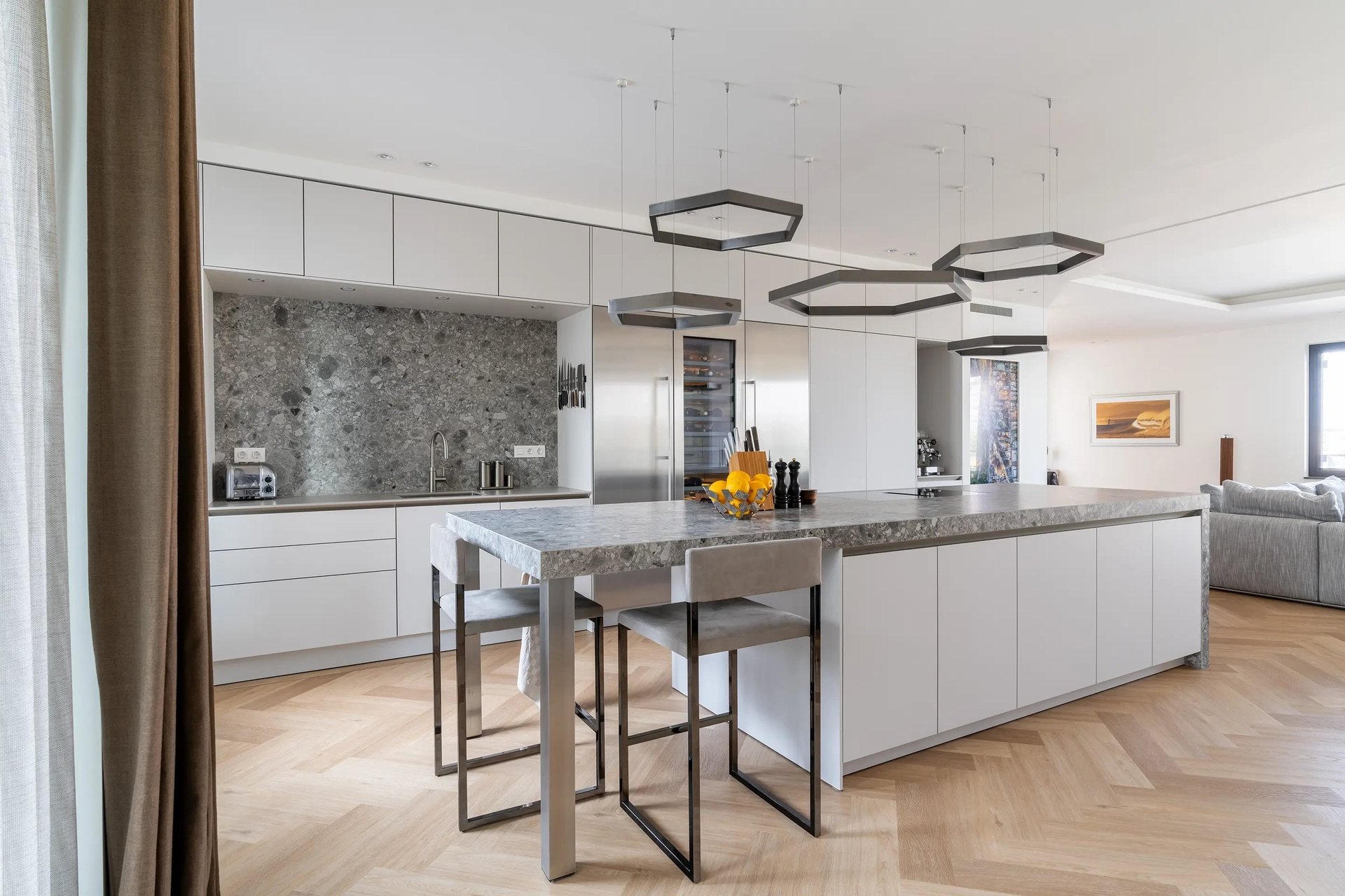 SieMatic woonkeuken met kookeiland, bar en open leefruimte.