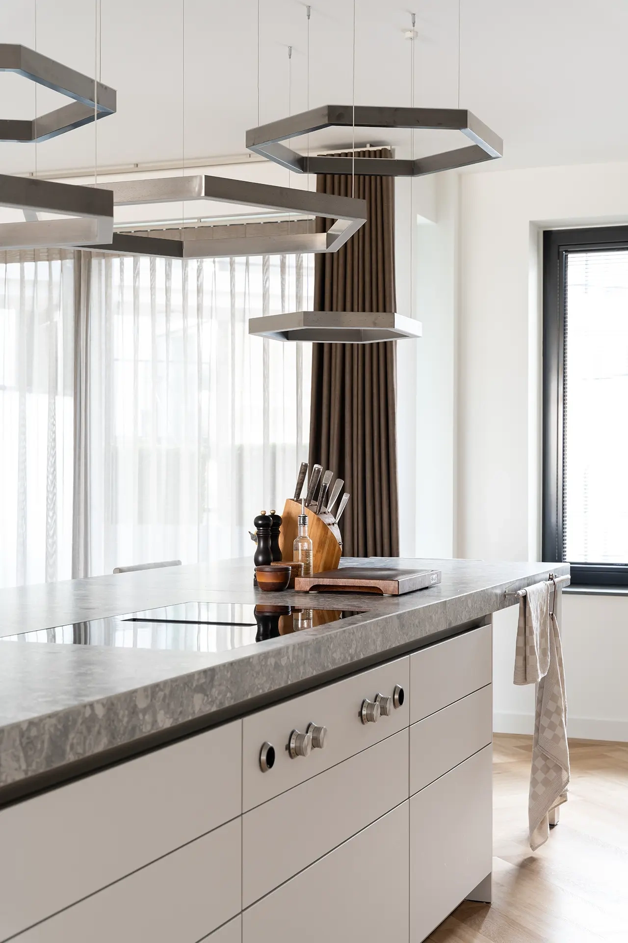 Chique witte SieMatic Classic keuken met kookeiland in Amstelveen.