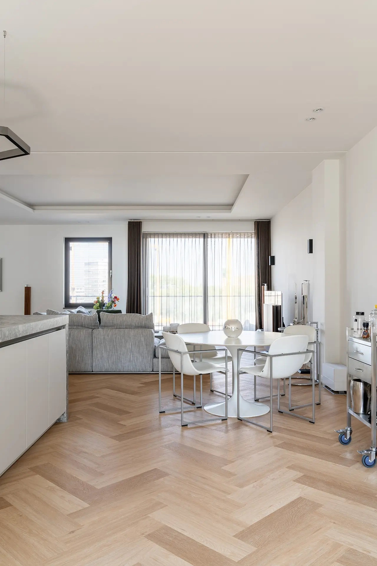 SieMatic woonkeuken met eettafel en open verbinding met de woonkamer.
