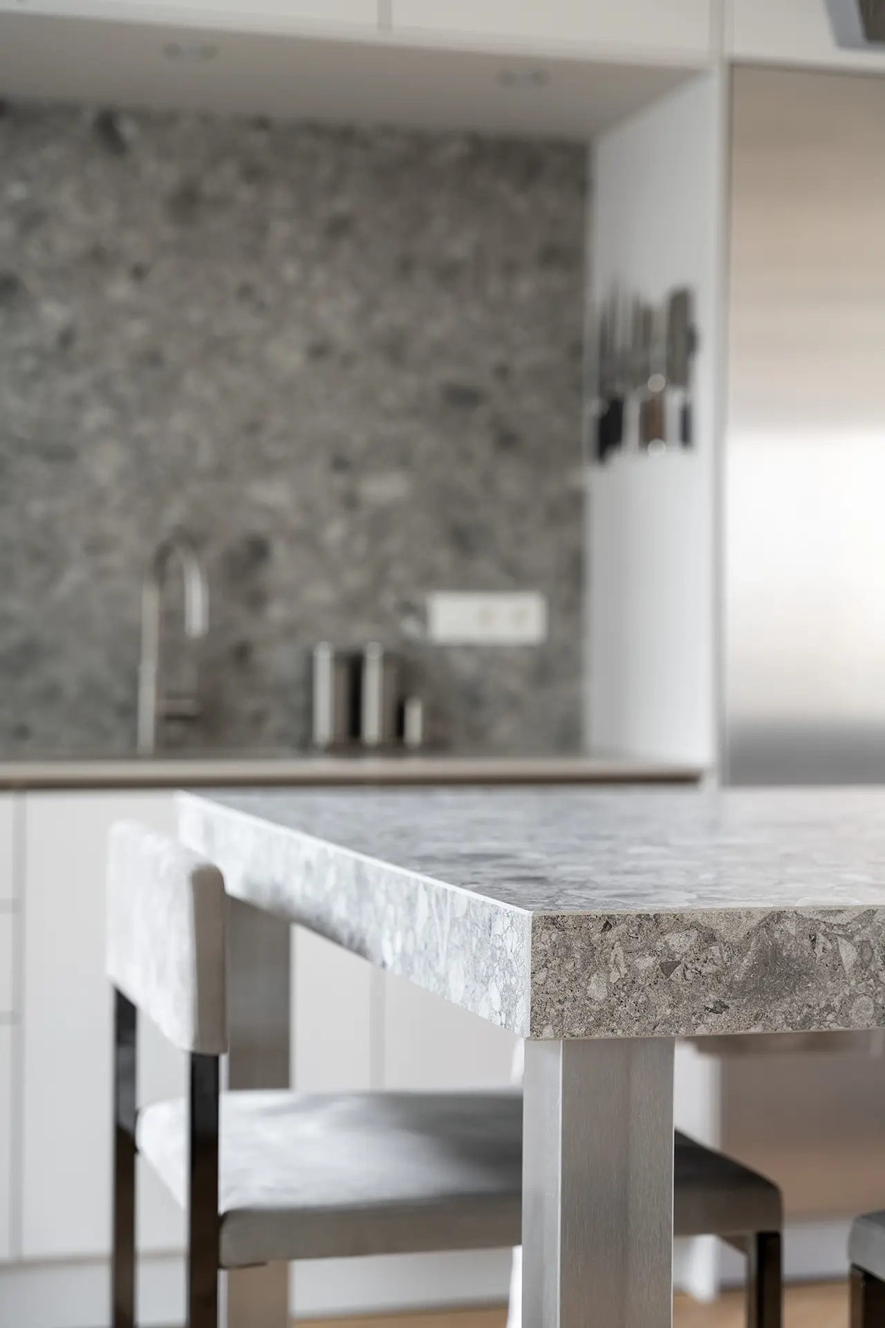 Detail van het natuurstenen werkblad in een SieMatic Classic keuken in Amstelveen.