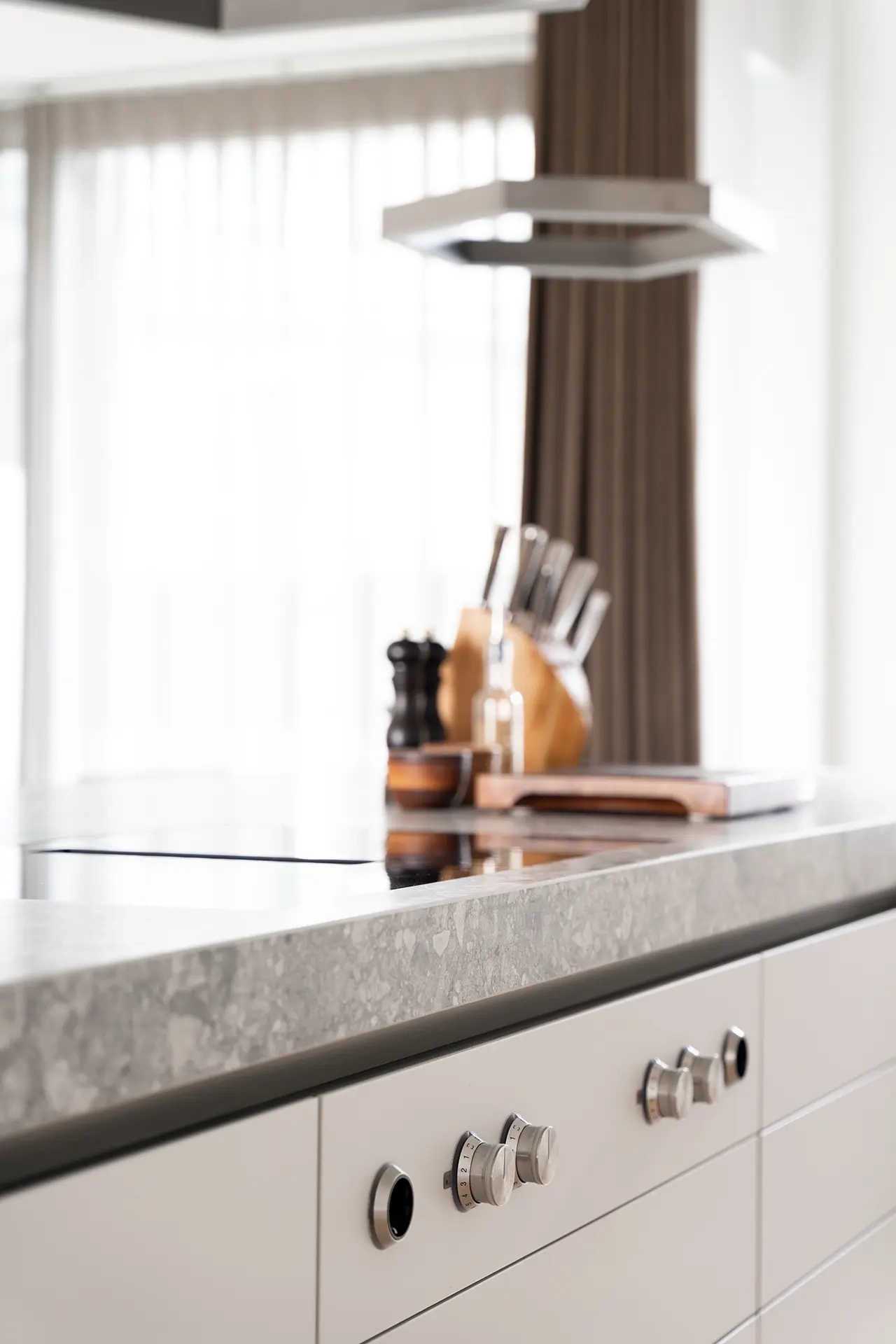 Detail van een SieMatic Classic keuken met Steengrijs SmartLaque fronten en natuurstenen werkblad.
