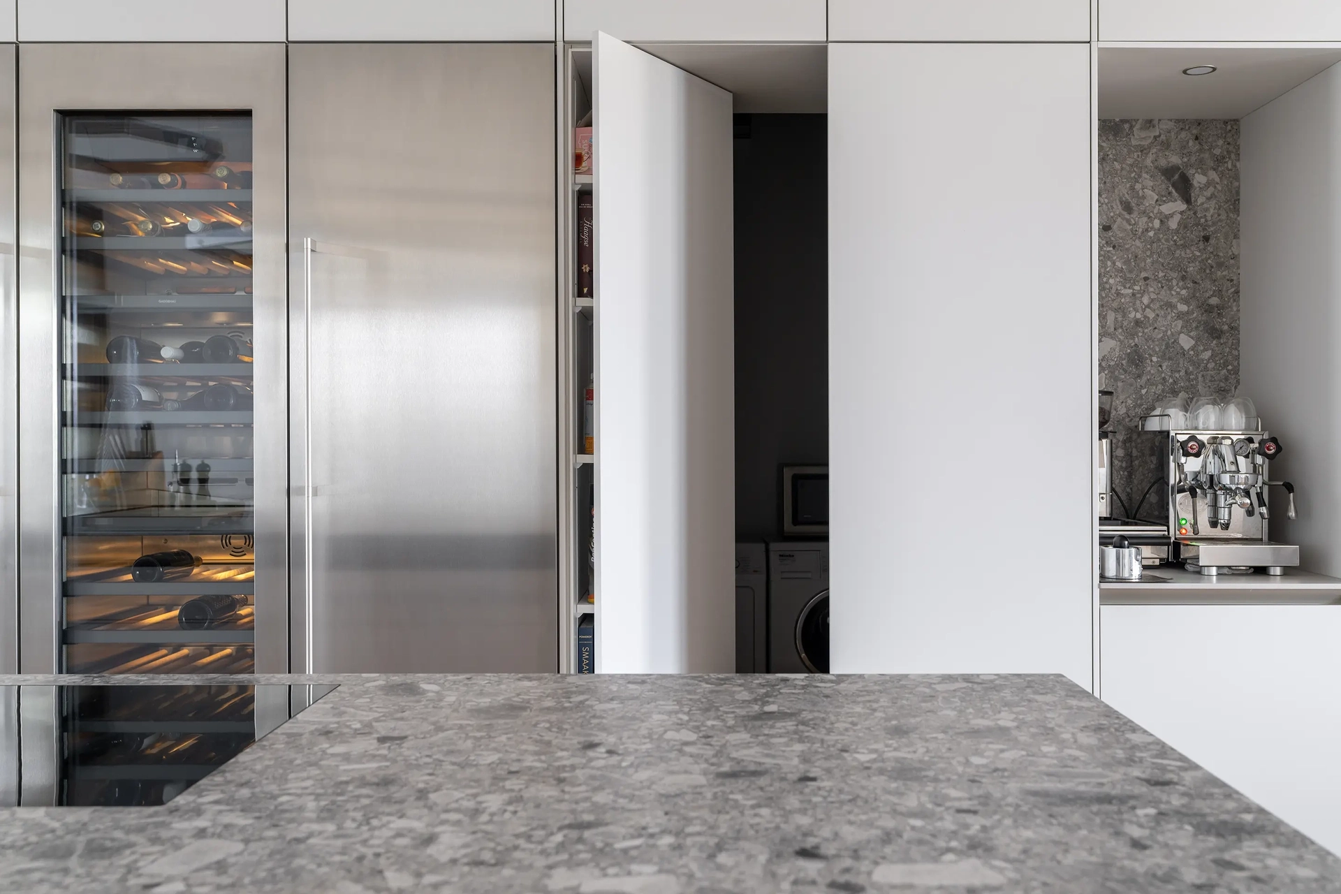 SieMatic Classic keuken met geïntegreerde wijnklimaatkast en maatwerkkasten in Amstelveen.