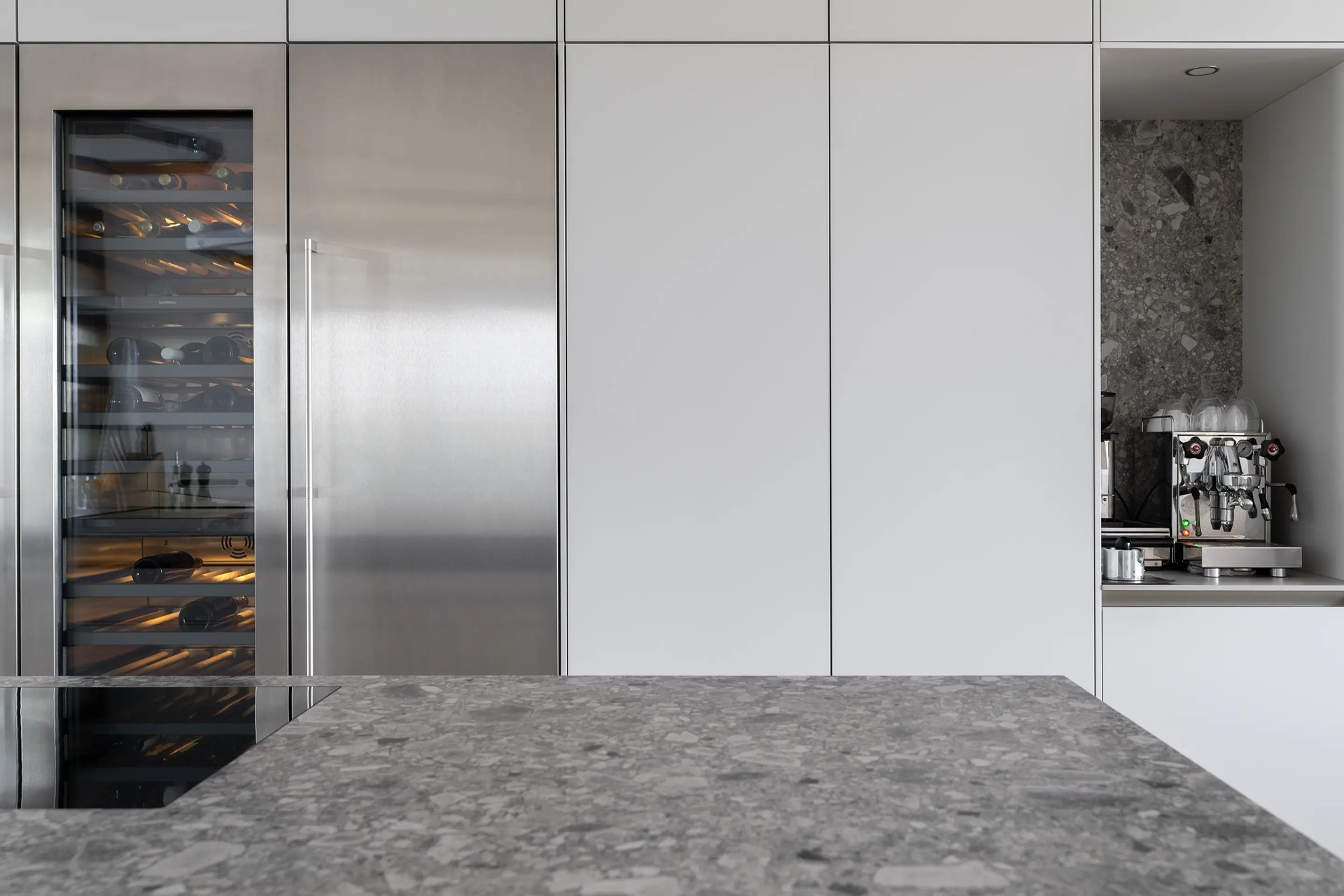 SieMatic Classic keuken met geïntegreerde wijnklimaatkast en Steengrijs SmartLaque fronten.