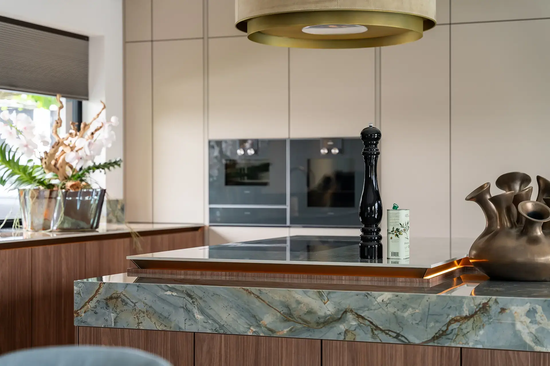 SieMatic SLX houtfineer keuken met geïntegreerde ovens