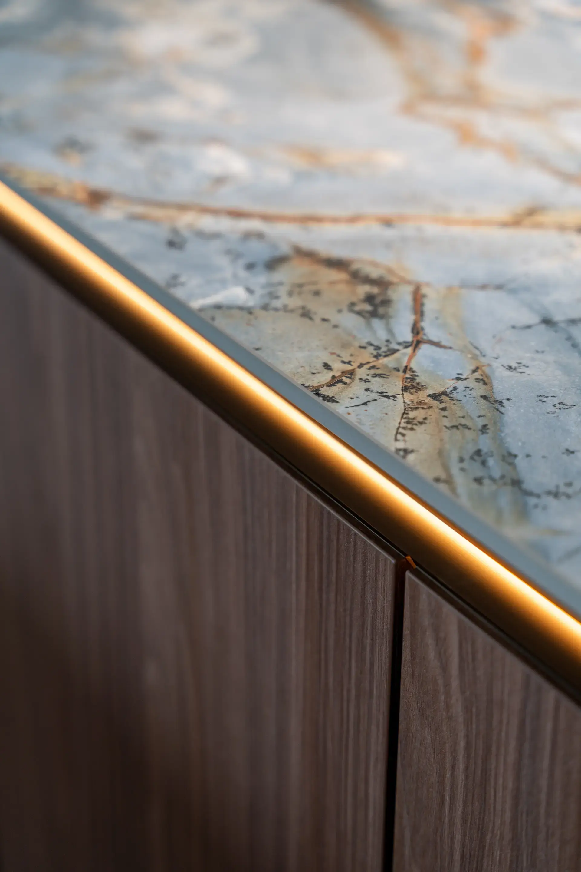 Detail van het Roma Imperiale werkblad in een luxe SieMatic SLX keuken.
