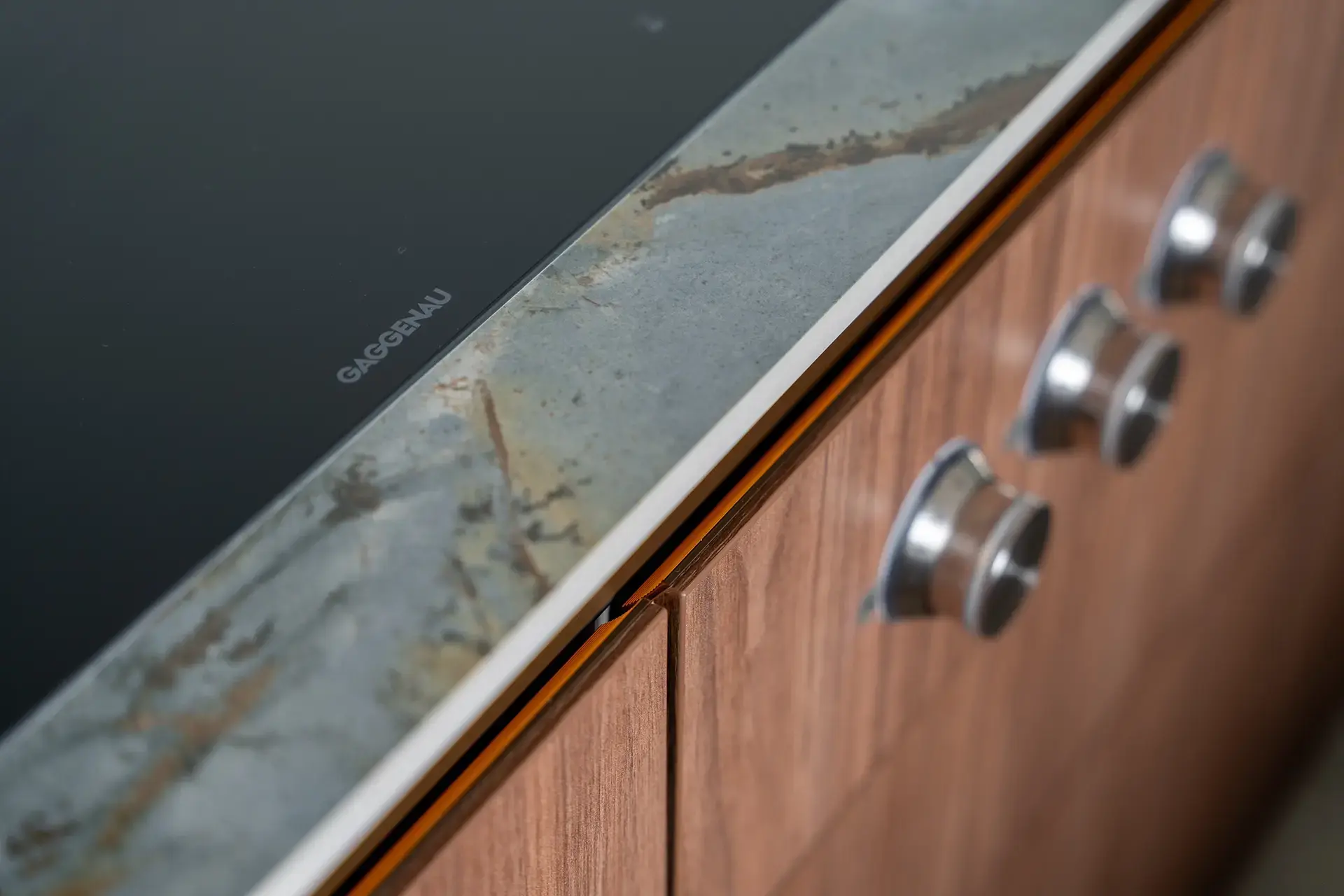 SieMatic houtfineer fronten gecombineerd met een StoneDesign werkblad