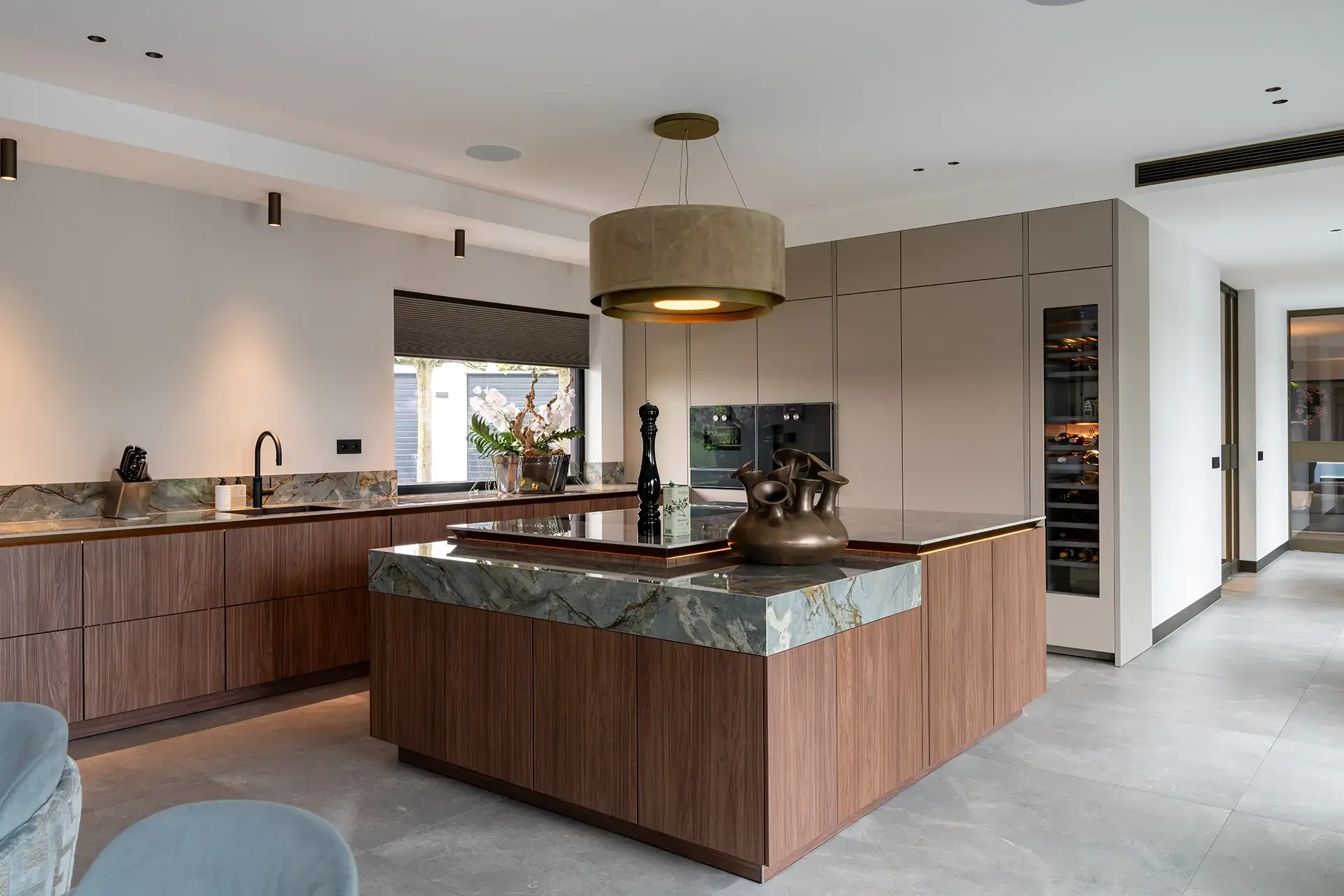 SieMatic keuken met kookeiland waarin houtfineer en lakfronten zijn gecombineerd.