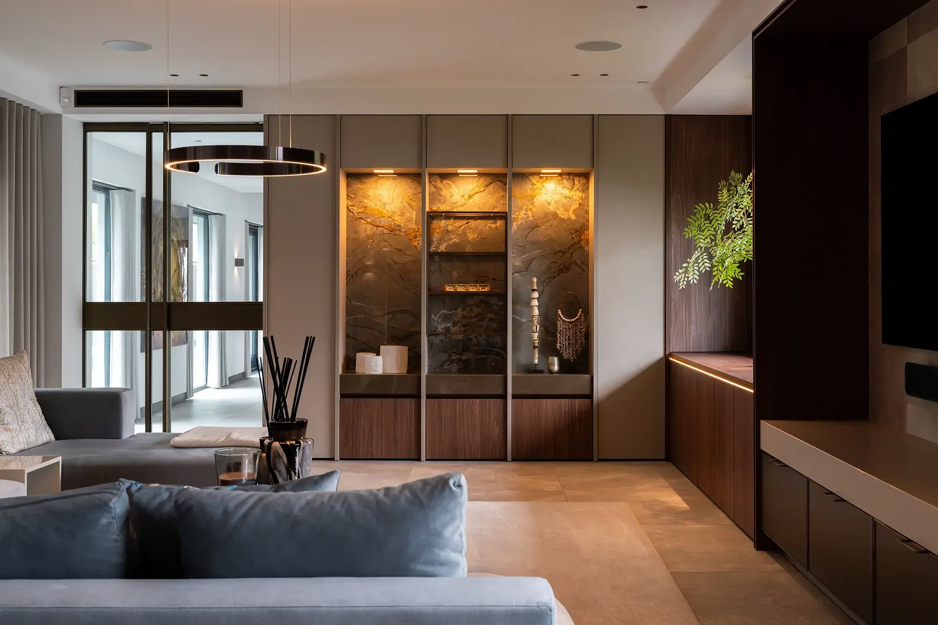 Luxe interieur met maatwerkkasten aansluitend op de SieMatic SLX keuken in Amstelveen.