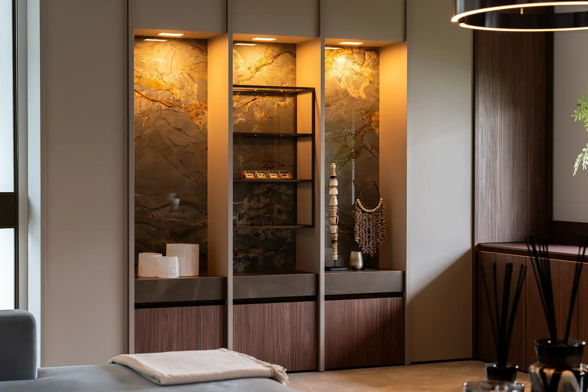 SieMatic vitrinekasten in combinatie met houtfineer fronten