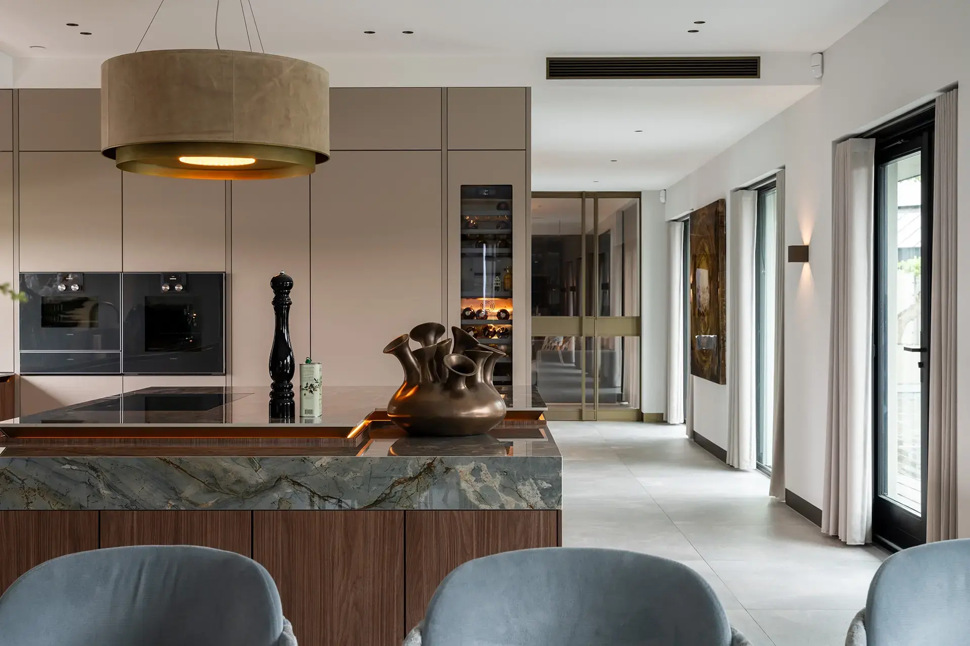Luxe SieMatic SLX keuken met kookeiland, marmeren werkblad en minimalistisch design in Amstelveen.