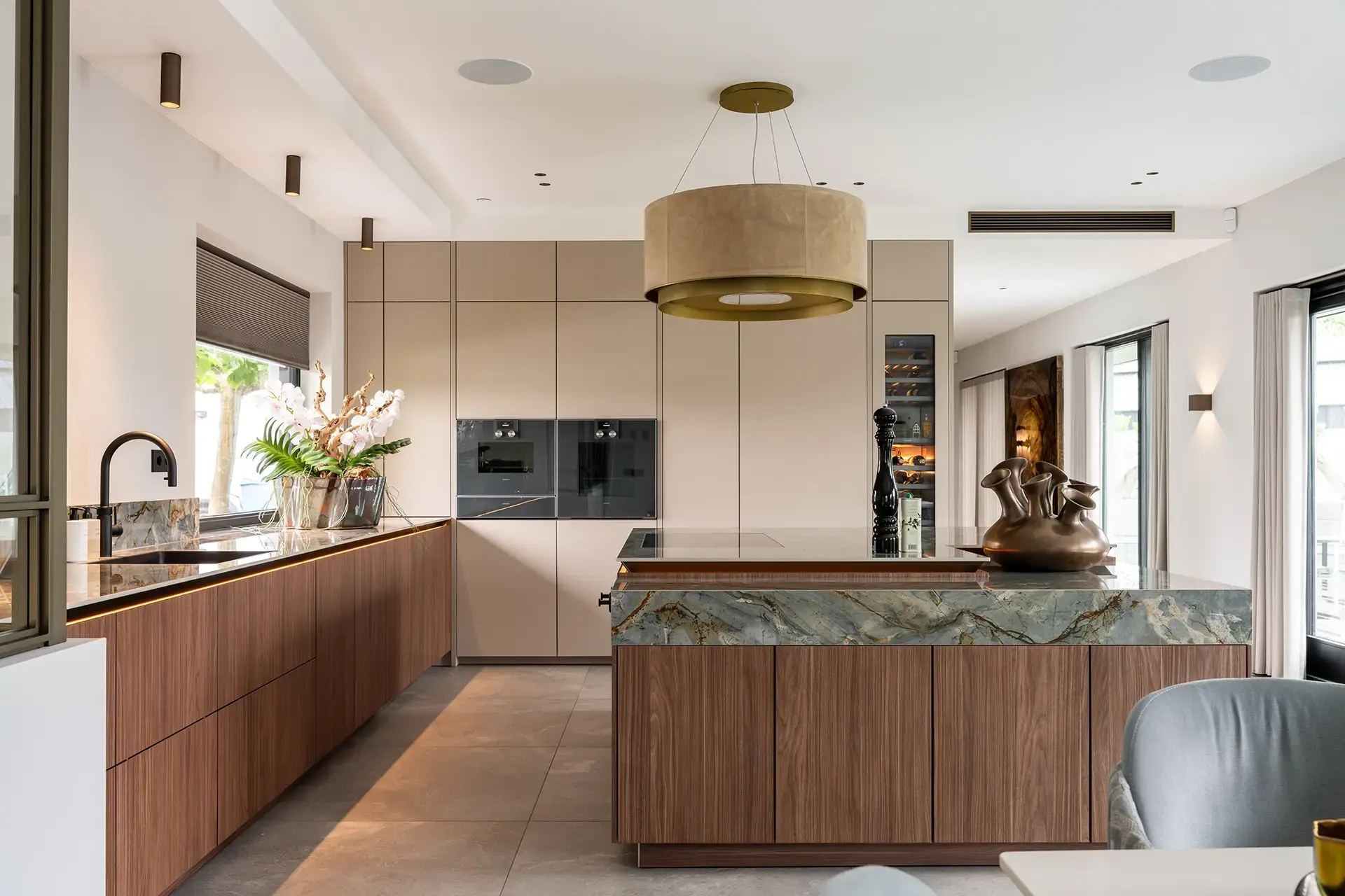 Overzicht van een SieMatic SLX houtfineer keuken met kookeiland