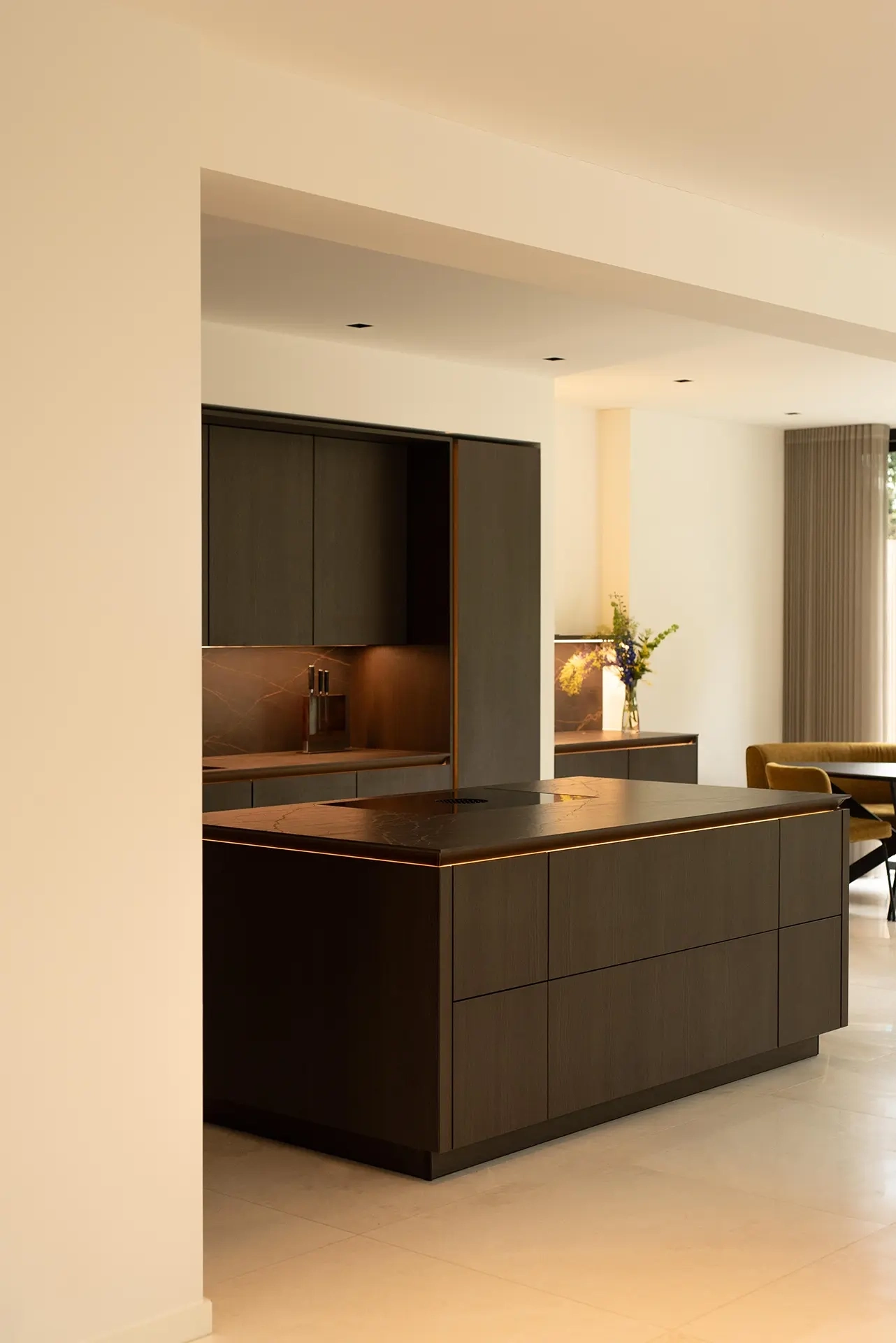 Moderne SieMatic SLX keuken met Oolong Smart Wood fronten en Dekton Laurent werkblad in Amsterdam Zuid.