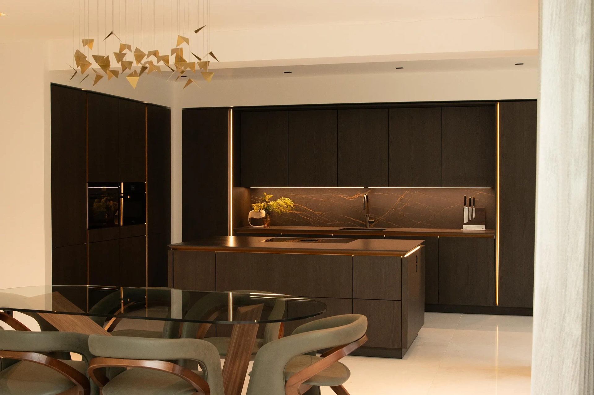 SieMatic SLX leefkeuken kookeiland met donker kookeiland en kastenwand