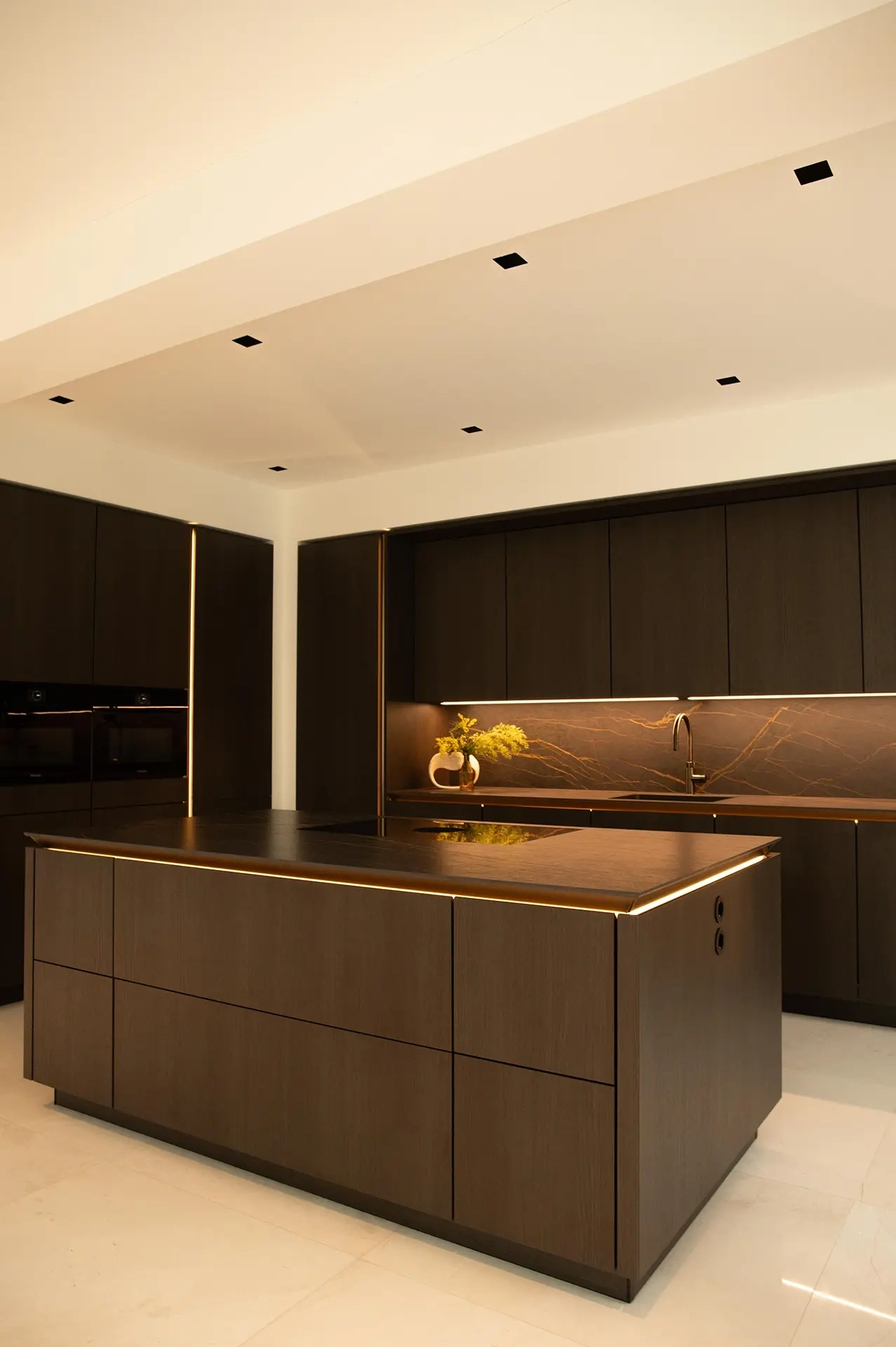Moderne SieMatic SLX keuken met kookeiland en Oolong Smart Wood fronten in Amsterdam Zuid.