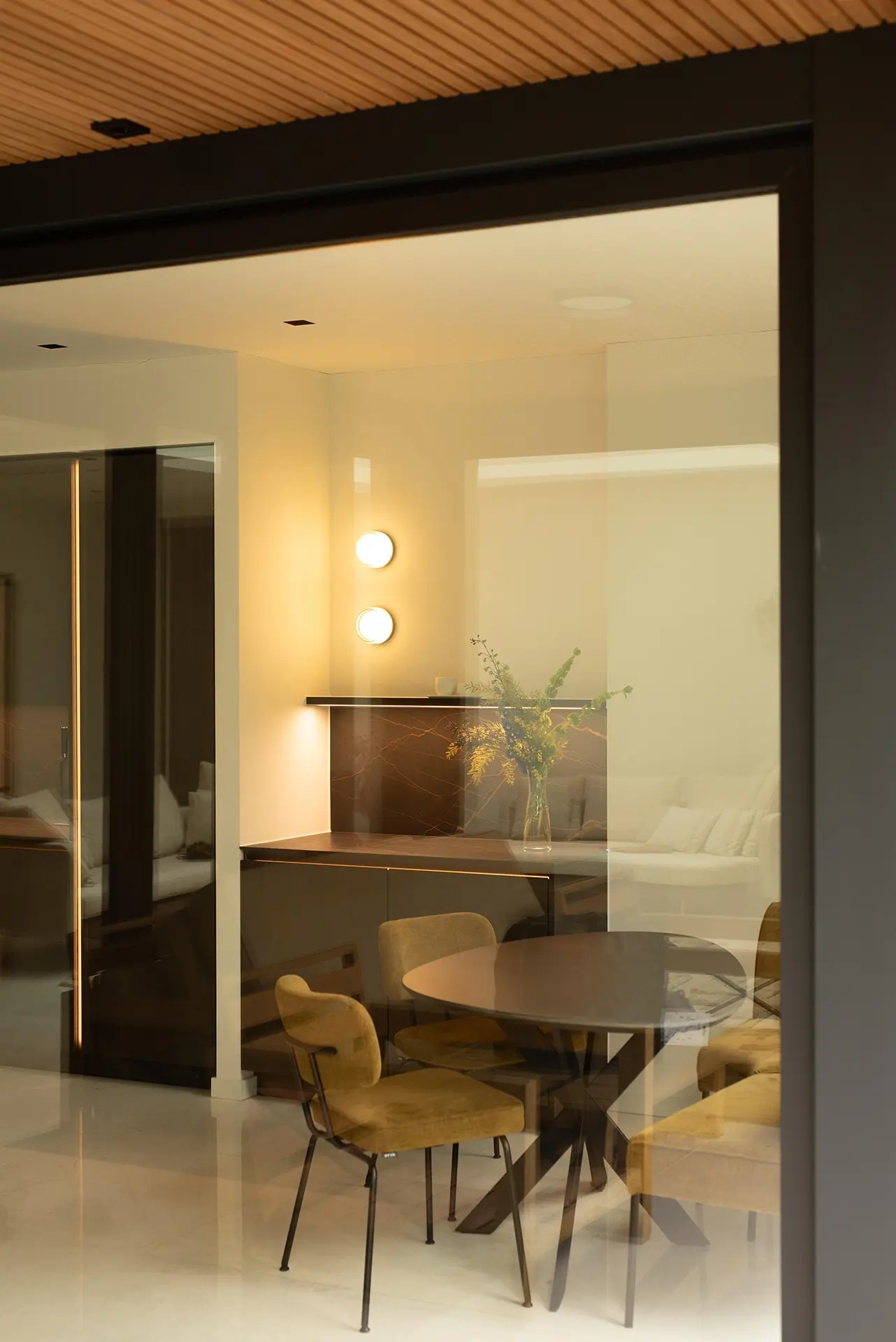 Doorkijk naar de moderne SieMatic SLX keuken en eetkamer in Amsterdam Zuid.