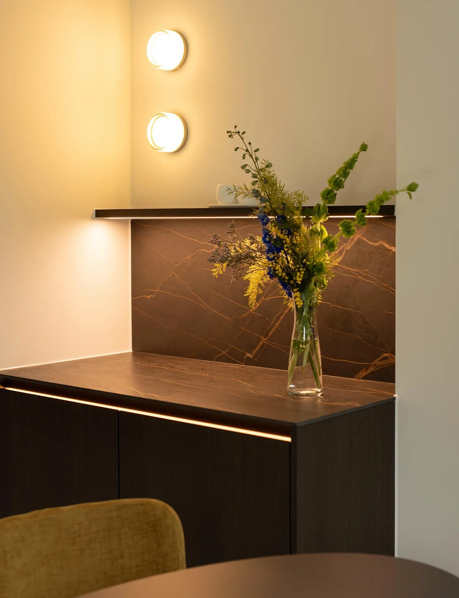 Maatwerk nis met wandplank in een moderne SieMatic SLX keuken in Amsterdam Zuid.
