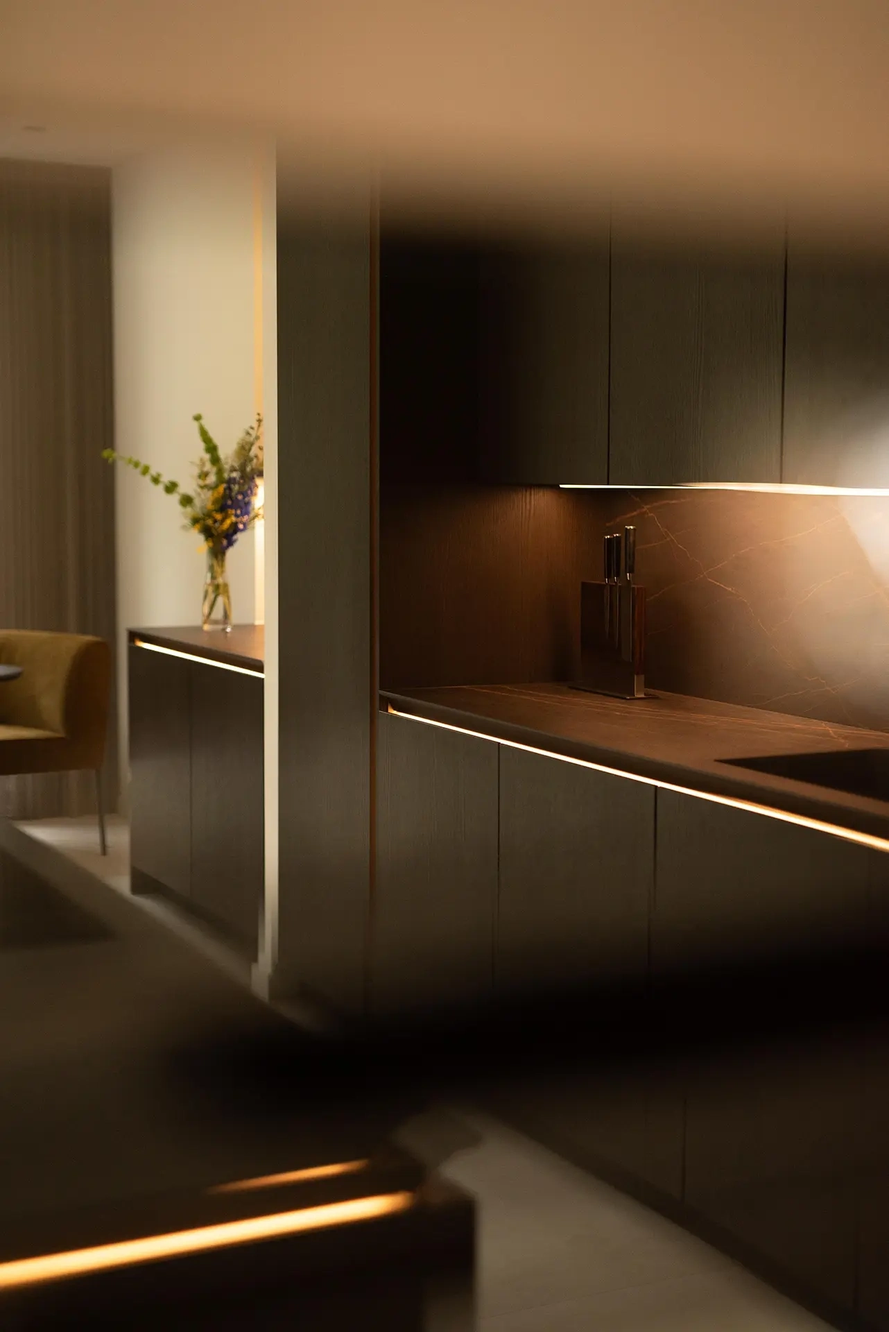 Detail van de SieMatic SLX keuken met bronzen accenten en Dekton Laurent werkblad.