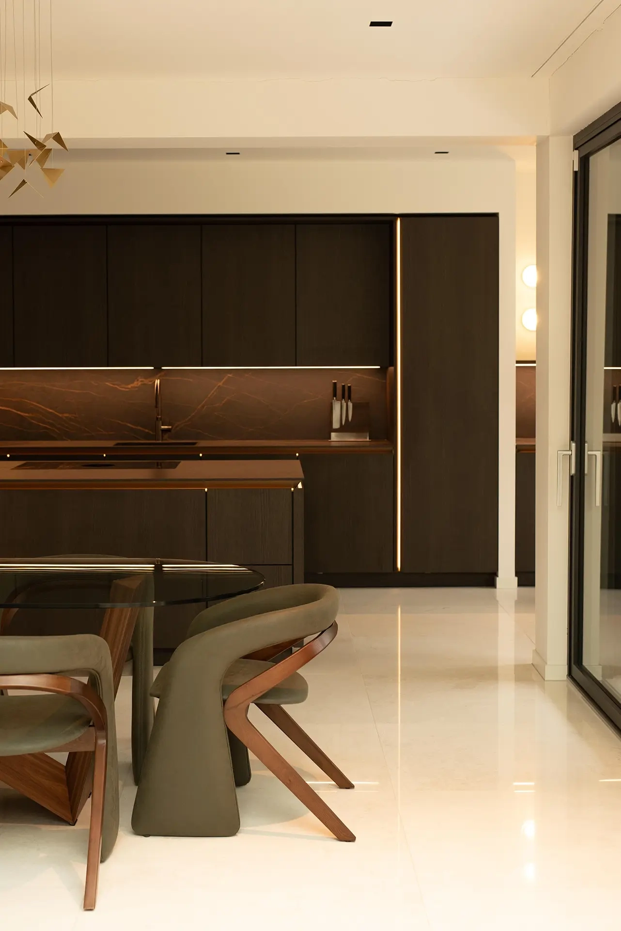 Moderne SieMatic SLX keuken met eethoek en donkere houtfronten in Amsterdam Zuid.