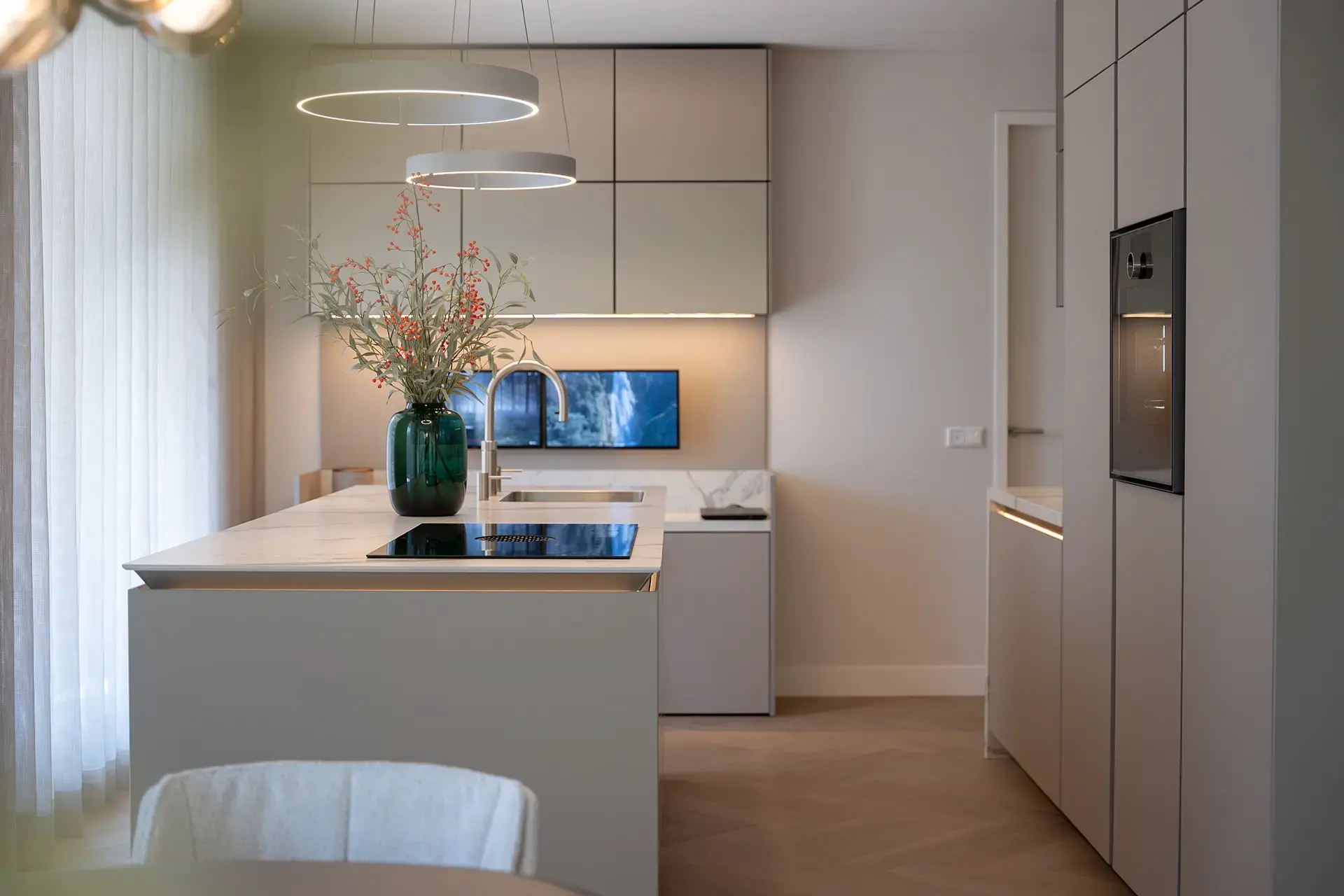 SieMatic SLX keuken met kookeiland als middelpunt van de leefruimte.