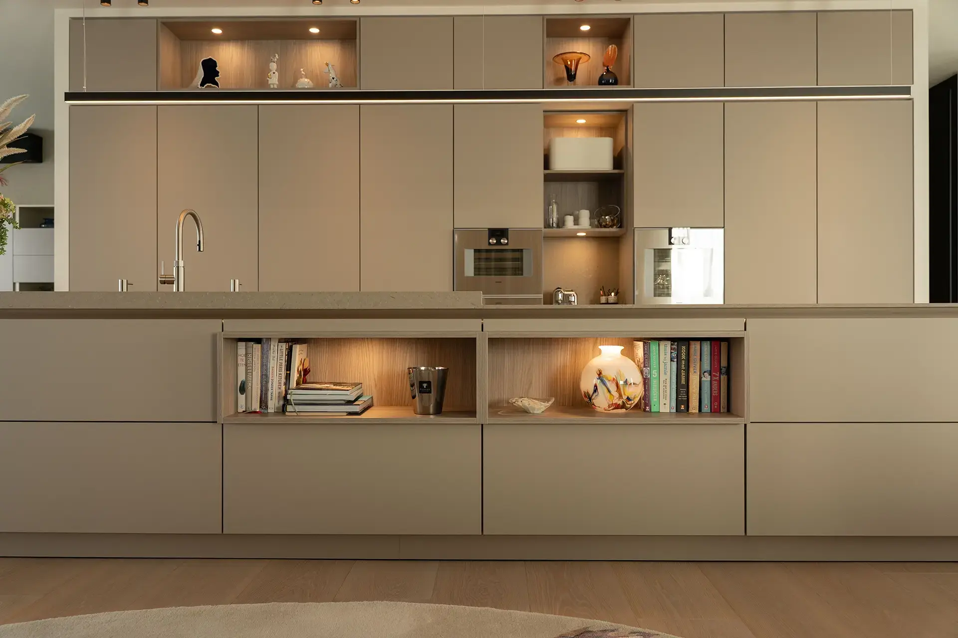 SieMatic woonkeuken met weggewerkte apparatuur en geïntegreerde opbergruimte.
