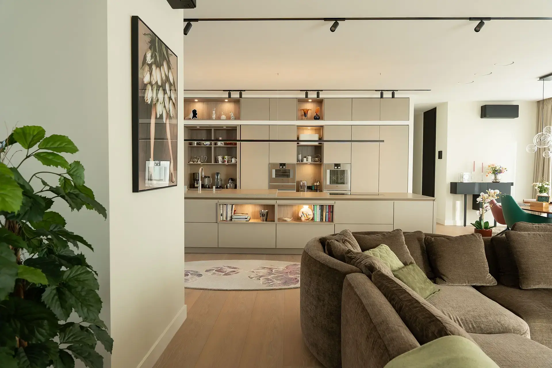 SieMatic SLX open leefkeuken met vitrinekasten en kookeiland
