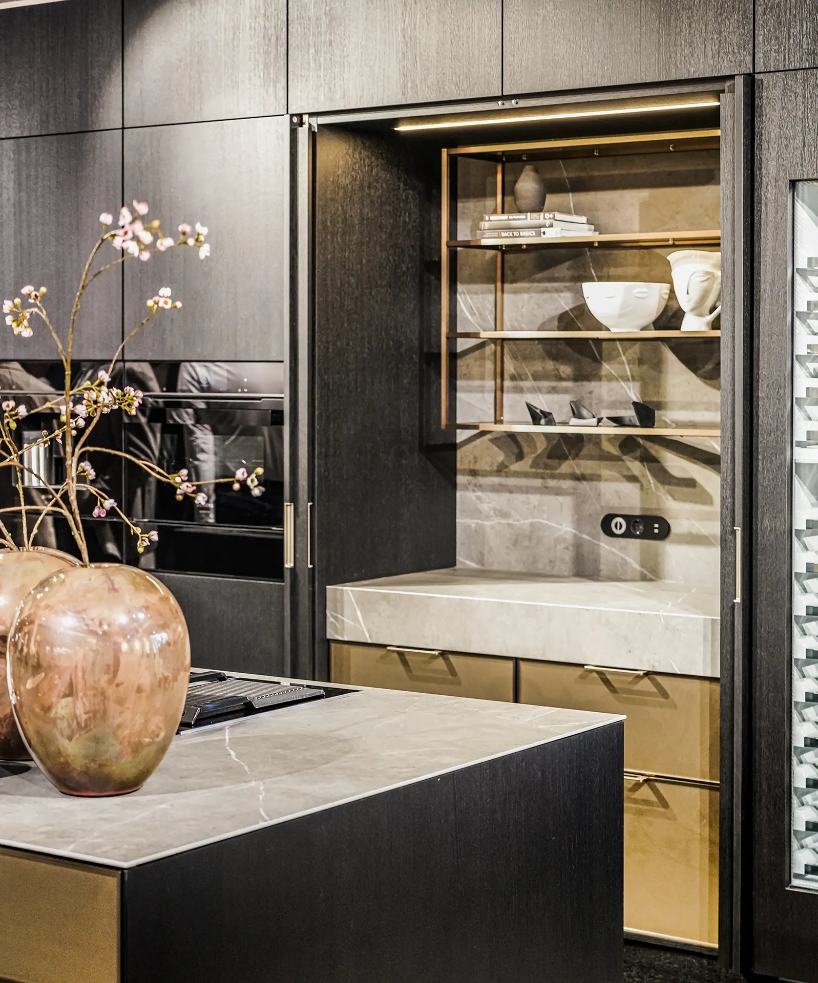 Maatwerkoplossingen en luxe opbergruimte in de SieMatic showroom van Amstelveen.