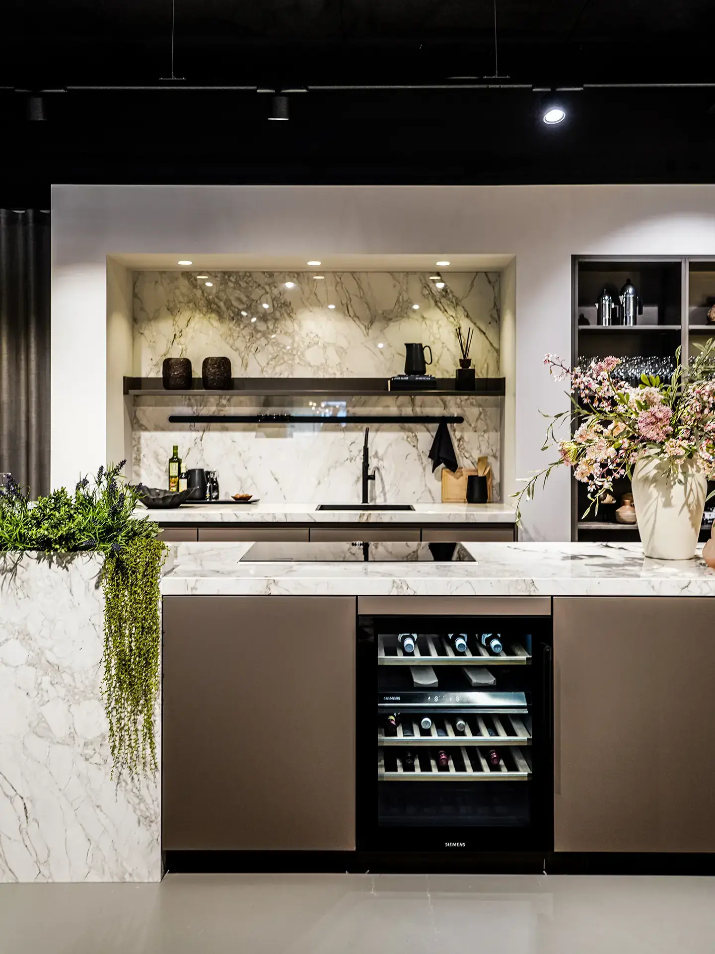 Moderne SieMatic leefkeuken in de showroom van Amstelveen.