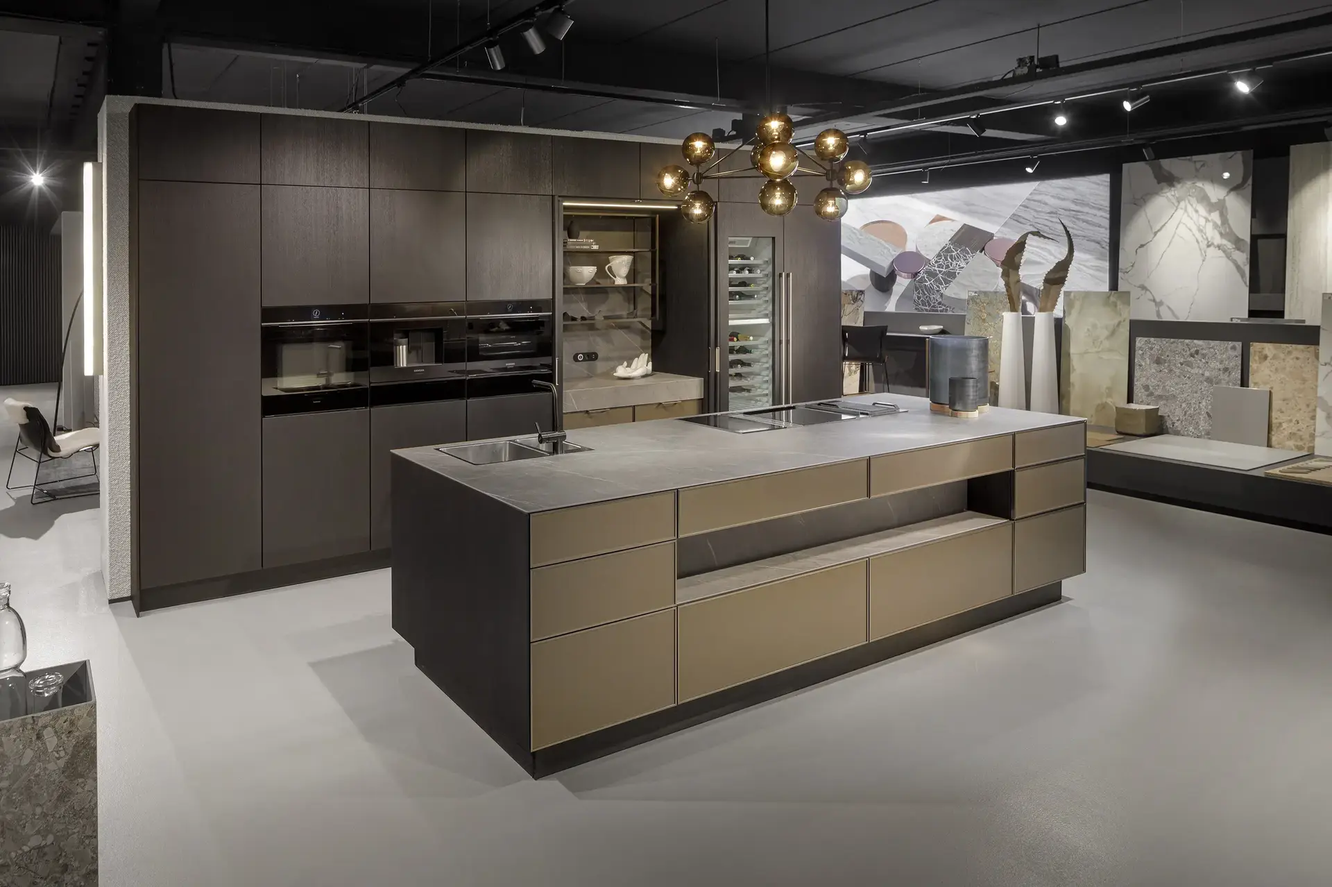 Hoogwaardige materialen en luxe keukenafwerking in de SieMatic showroom van Amstelveen.
