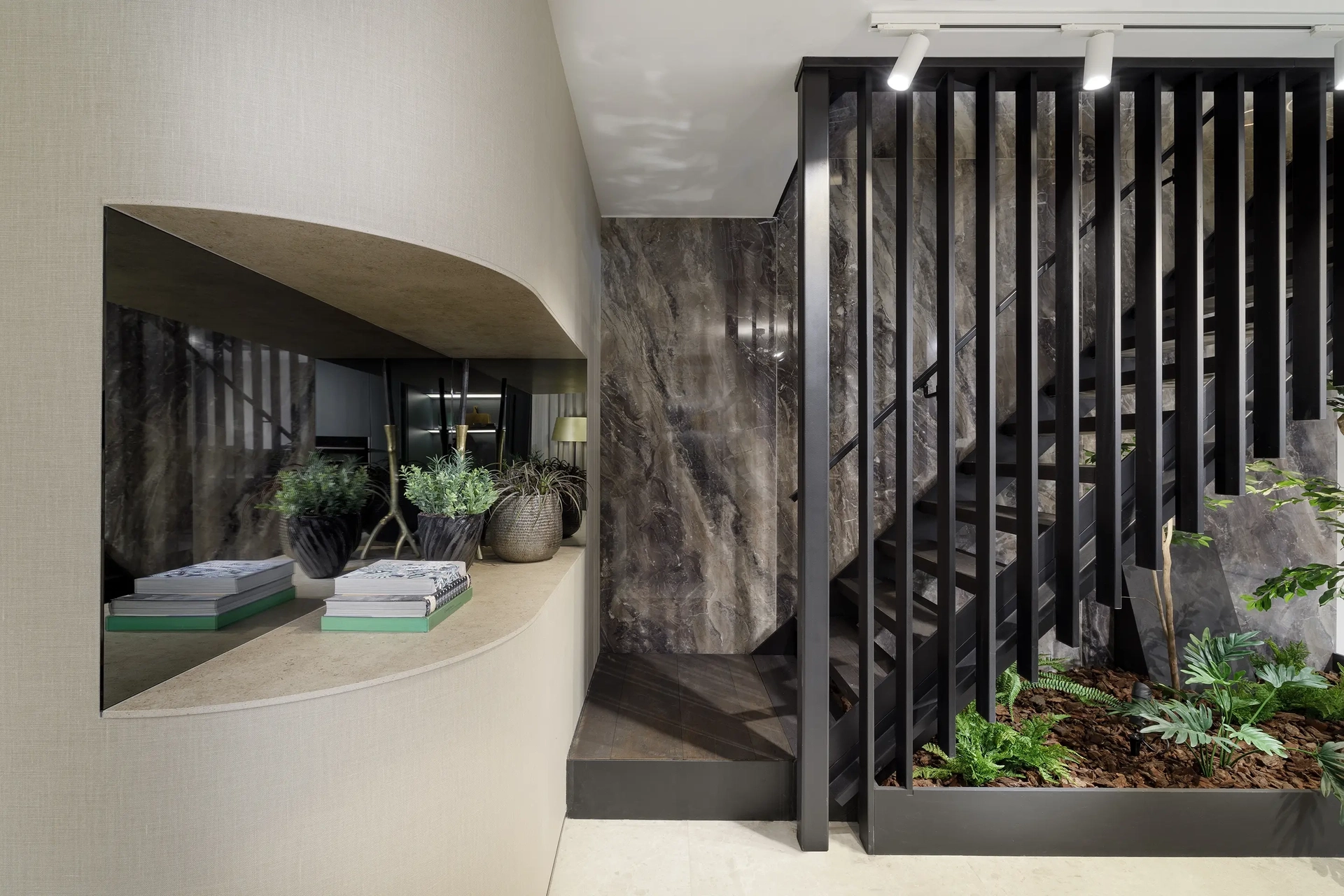 Inspiratie in de SieMatic Studio Amsterdam met hoogwaardige materialen en verfijnde architectuur.