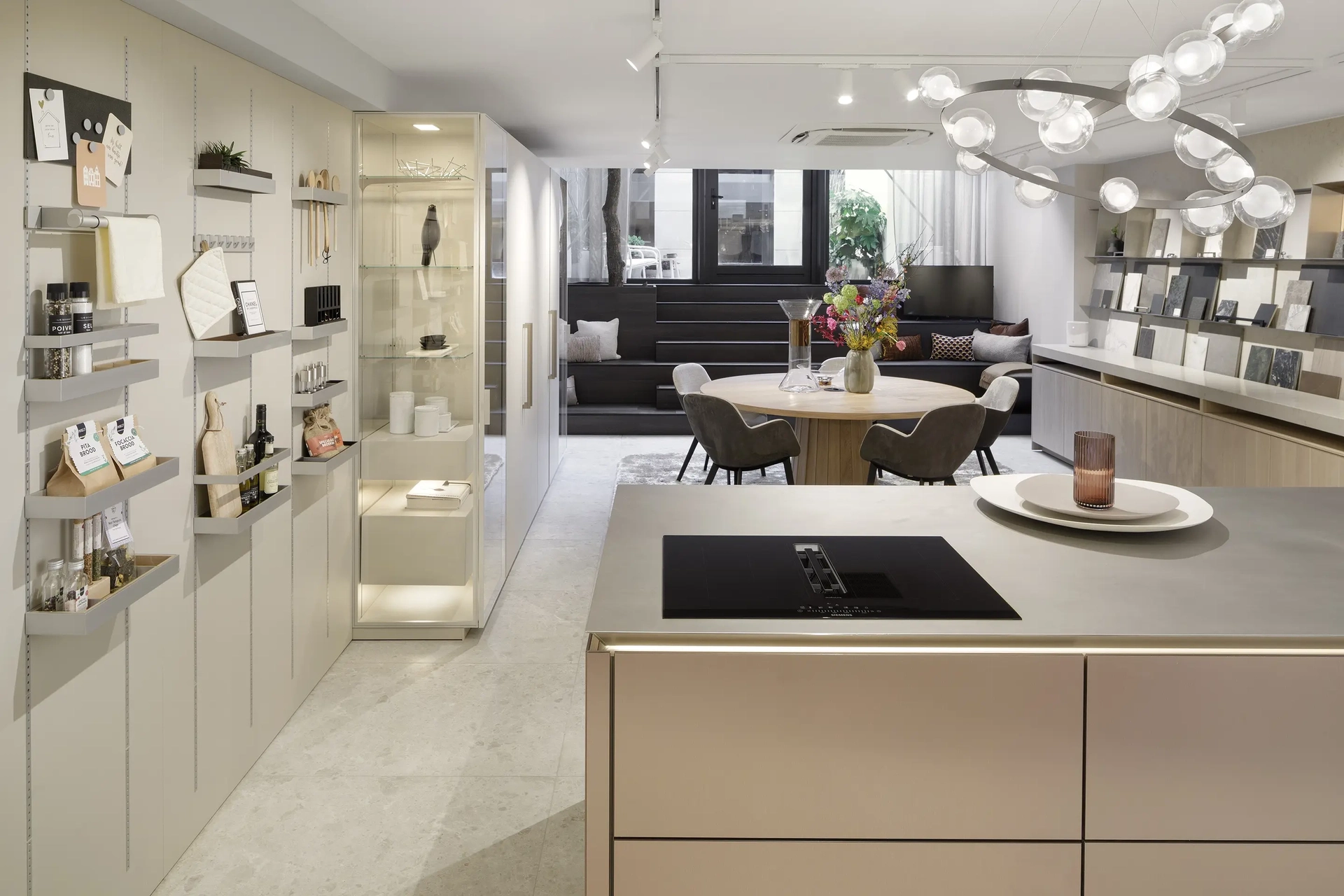 SieMatic keukenontwerp met kookeiland in de designstudio in Amsterdam.