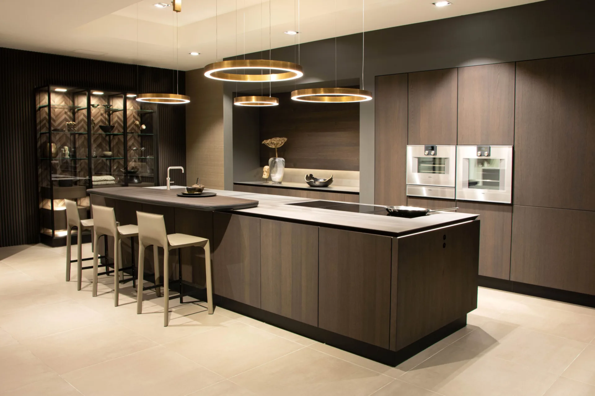 Luxe SieMatic keuken met kookeiland en geïntegreerde zitplaatsen in de showroom van SieMatic by ASWA Keukens Helmond.