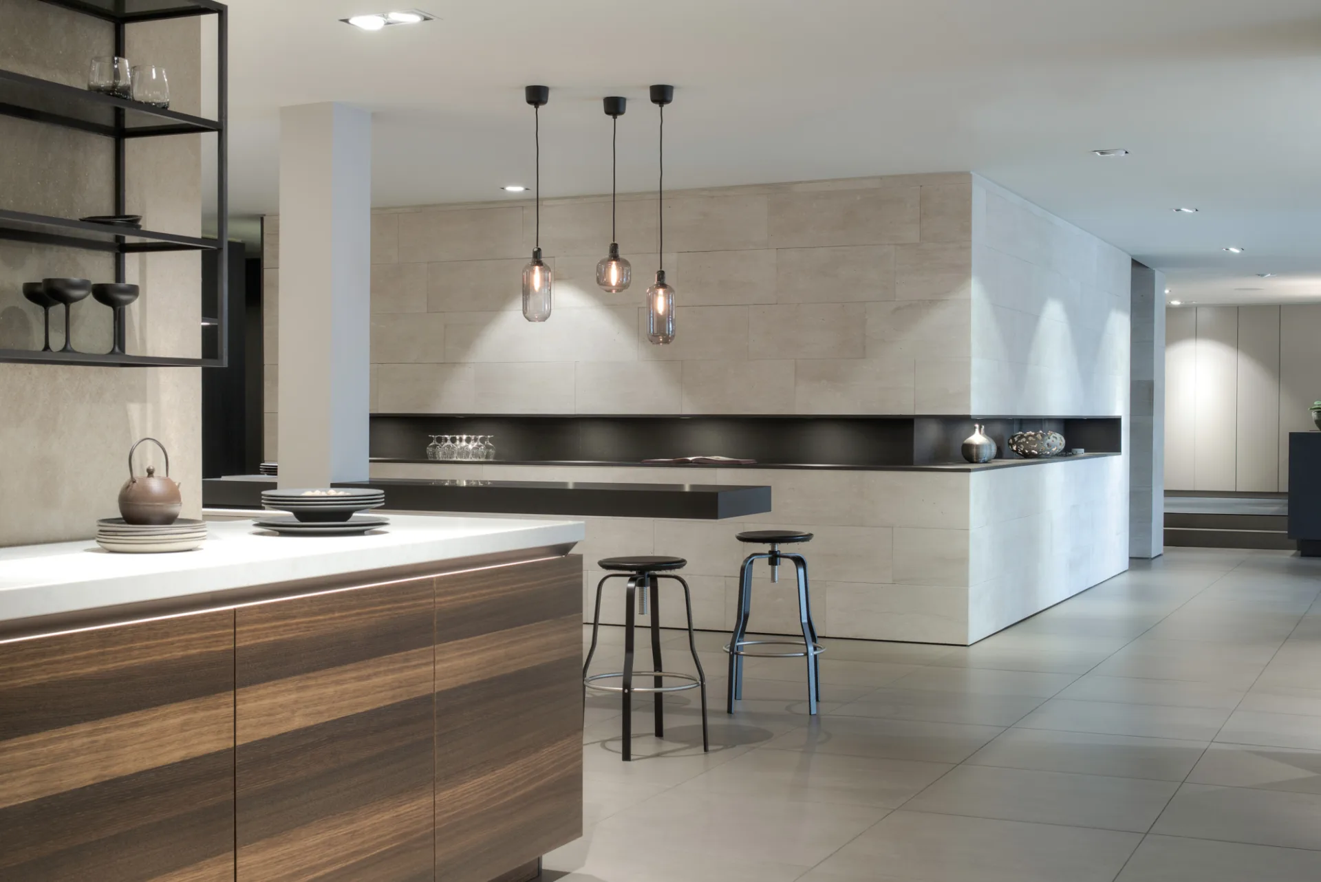 Moderne SieMatic leefkeuken met kookeiland en zitgedeelte in de showroom van SieMatic by ASWA Keukens Helmond.