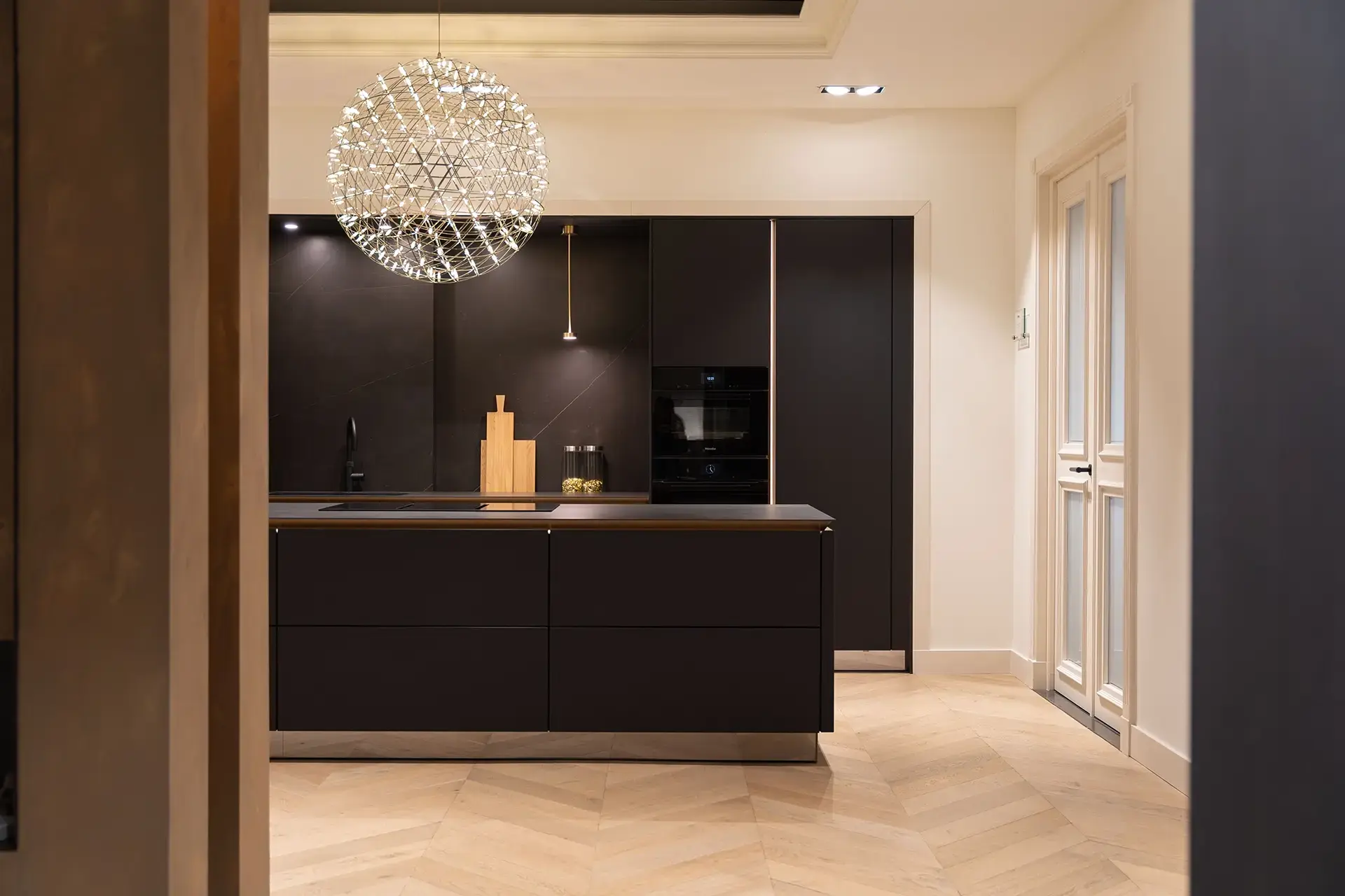 Donkere SieMatic designkeuken met kookeiland in de showroom van SieMatic by ASWA Keukens Helmond.