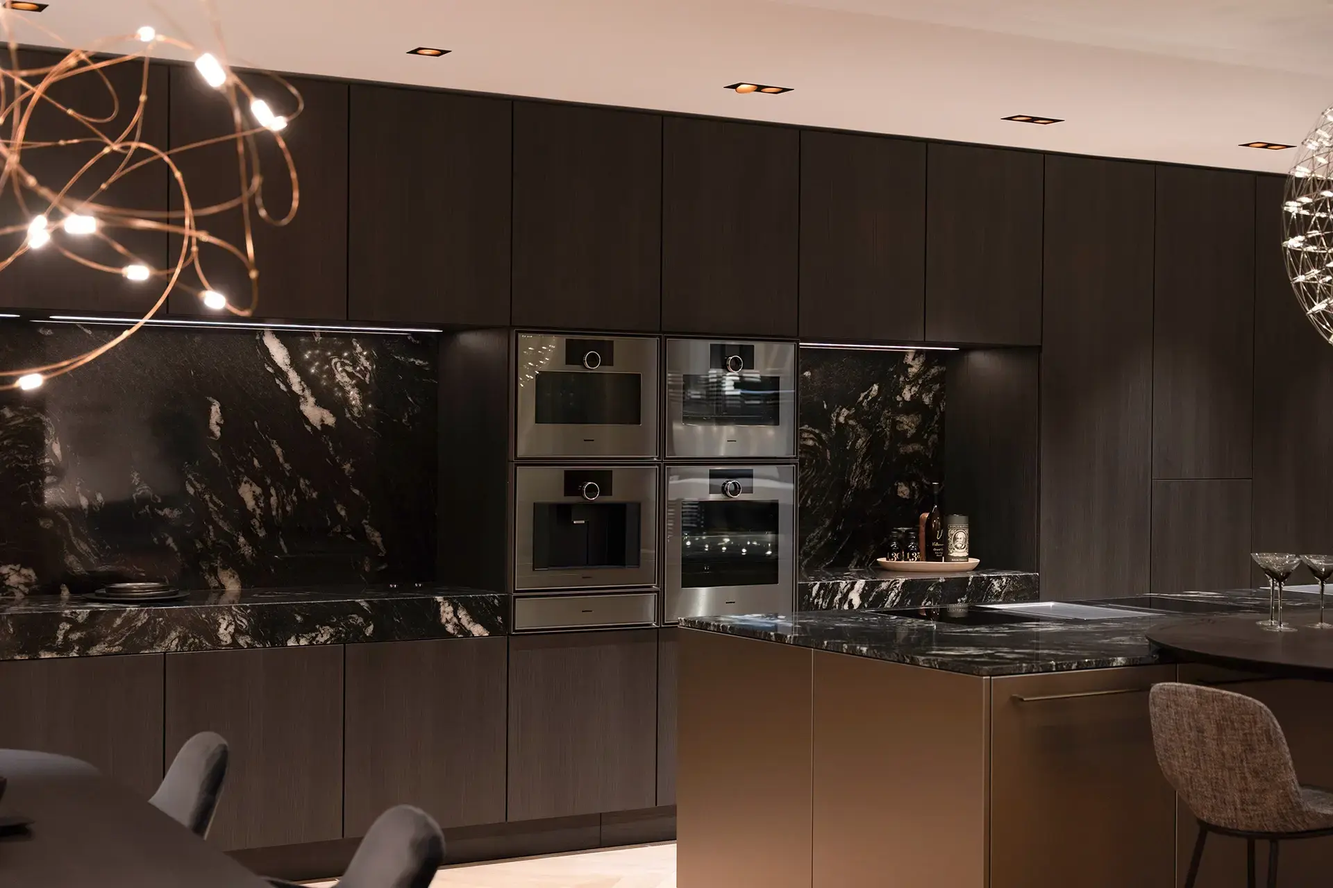Luxe SieMatic keuken met hoogwaardige apparatuur in de showroom van SieMatic by ASWA Keukens Helmond.