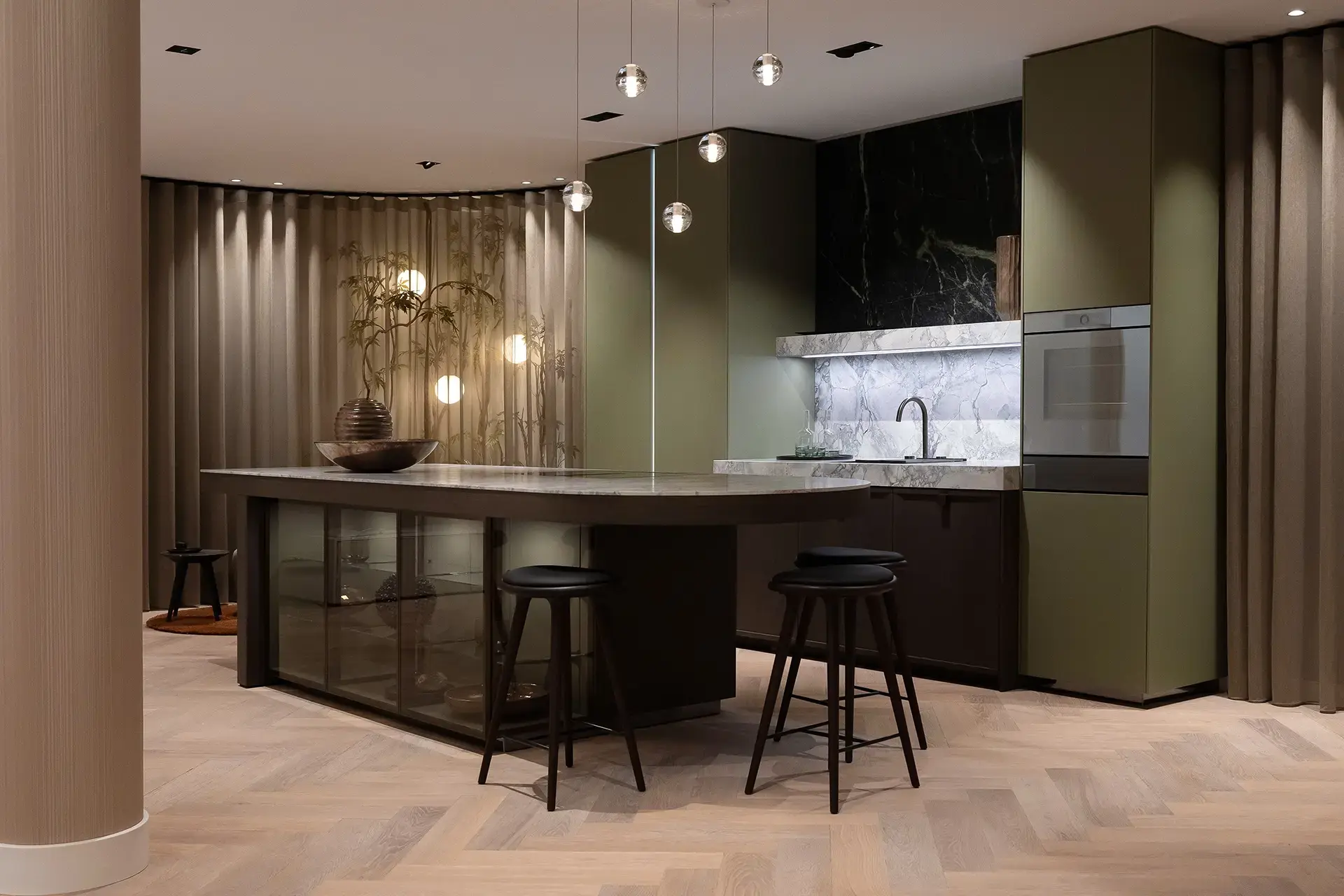 Luxe SieMatic keuken met kookeiland in de showroom van SieMatic by ASWA Keukens Helmond.