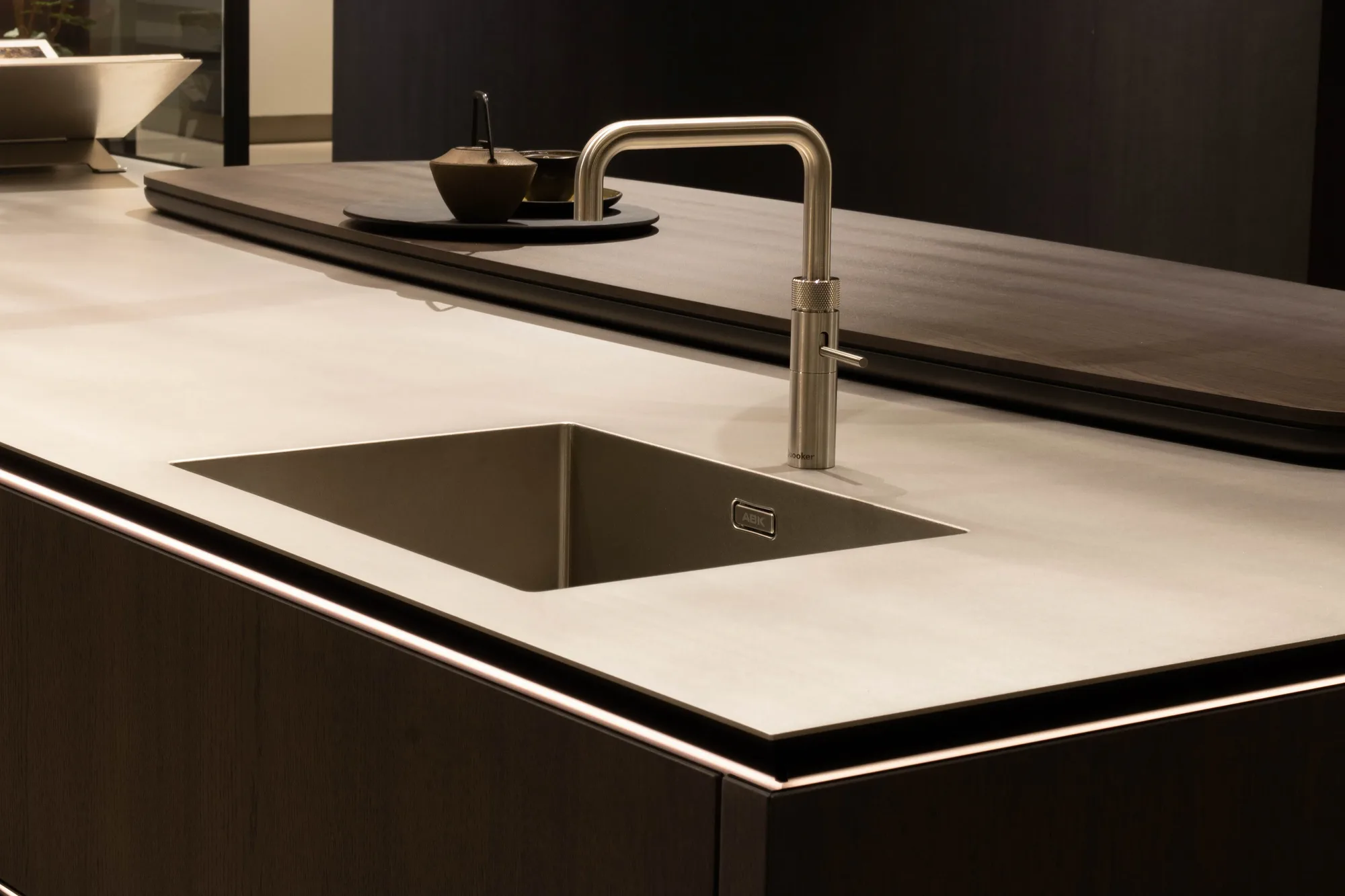 Showroomkeuken Sie Matic SLX met RVS keukenblad ASWA Keukens Helmond